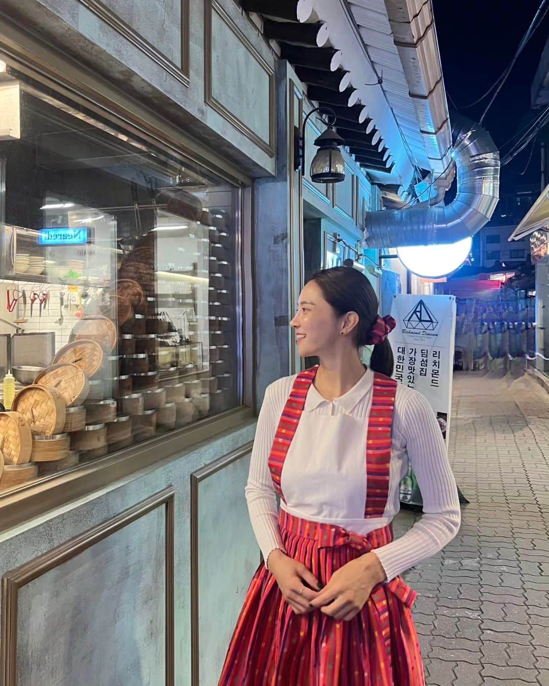 ユ・ハナさんのインスタグラム写真 - (ユ・ハナInstagram)「너무 좋아하는 나의 제제엄마이자 너무예쁜 윤정언니가 만든  한복앞치마!   난 앞치마라 부르고싶진않아. 설날에도 입고 추석에도 입고 한글날에도 입을거임!  인사동에선  외국인들의 관심에 앉아서 판매할뻔했자나아!   사랑스러움과 고급스러움 그잡채였음♡♡」10月19日 22時45分 - hahana111