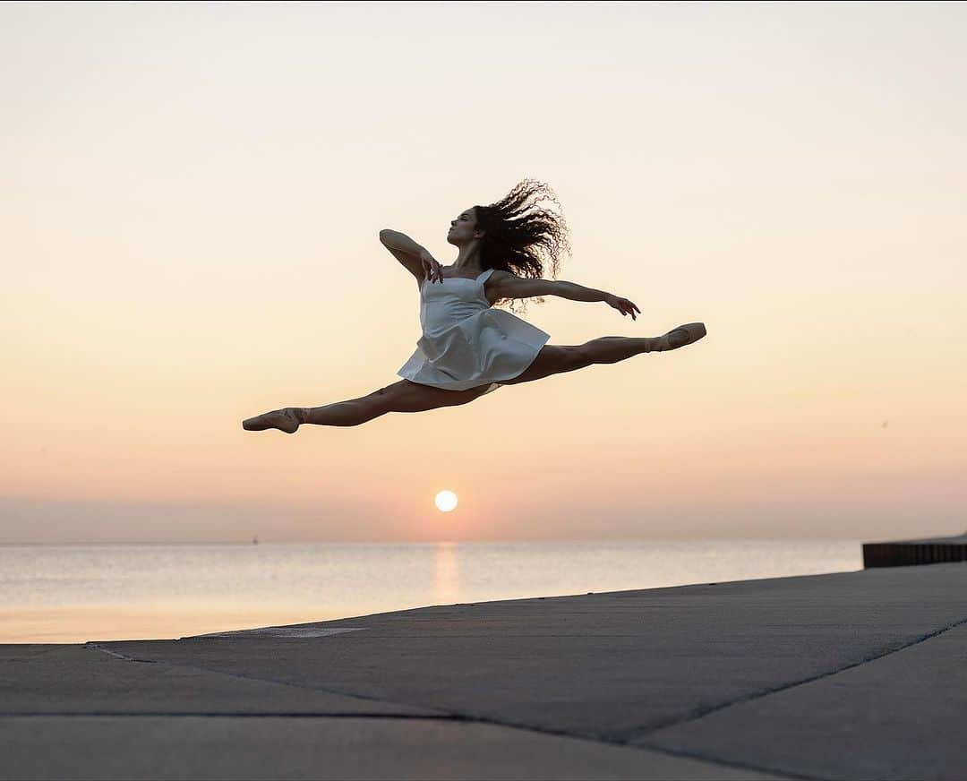 ballerina projectのインスタグラム：「𝐌𝐚𝐫𝐢𝐬𝐬𝐚 𝐒𝐭𝐚𝐫𝐤 at sunrise in Chicago. 🌅  @marissanstark #marissastark #chicago #lakemichigan #sunrise #ballerinaproject #ballerina #ballet #dance   Ballerina Project 𝗹𝗮𝗿𝗴𝗲 𝗳𝗼𝗿𝗺𝗮𝘁 𝗹𝗶𝗺𝗶𝘁𝗲𝗱 𝗲𝗱𝘁𝗶𝗼𝗻 𝗽𝗿𝗶𝗻𝘁𝘀 and 𝗜𝗻𝘀𝘁𝗮𝘅 𝗰𝗼𝗹𝗹𝗲𝗰𝘁𝗶𝗼𝗻𝘀 on sale in our Etsy store. Link is located in our bio.  𝙎𝙪𝙗𝙨𝙘𝙧𝙞𝙗𝙚 to the 𝐁𝐚𝐥𝐥𝐞𝐫𝐢𝐧𝐚 𝐏𝐫𝐨𝐣𝐞𝐜𝐭 on Instagram to have access to exclusive and never seen before content. 🩰」
