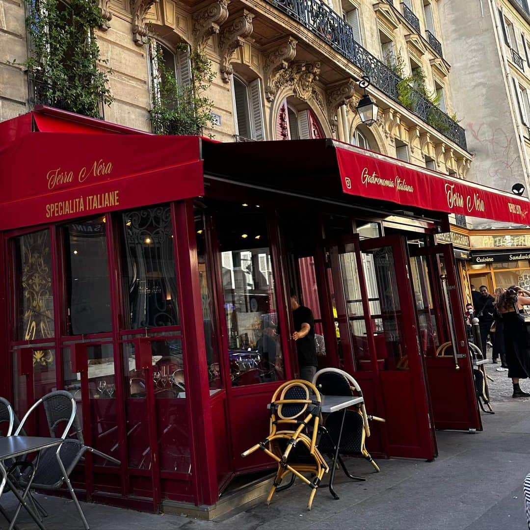 エリナ シルカさんのインスタグラム写真 - (エリナ シルカInstagram)「Emily in Paris location tour 🫶 エミリーインパリ勝手にロケ地巡りツアー！ ①②エミリーのアパルトマン ③④ガブリエルのレストランとエミリーが通ったベイカリー ⑤⑥仕事場のサヴォワール ⑦エミリーとミンディが出会った公園 ⑧エミリーとミンディがディナーしたレストラン ⑨エミリーとミンディが酔って歩いた坂！  あー楽しい😂❤️  #emilyinparis #paris #france」10月19日 22時46分 - laura_elina_ymd