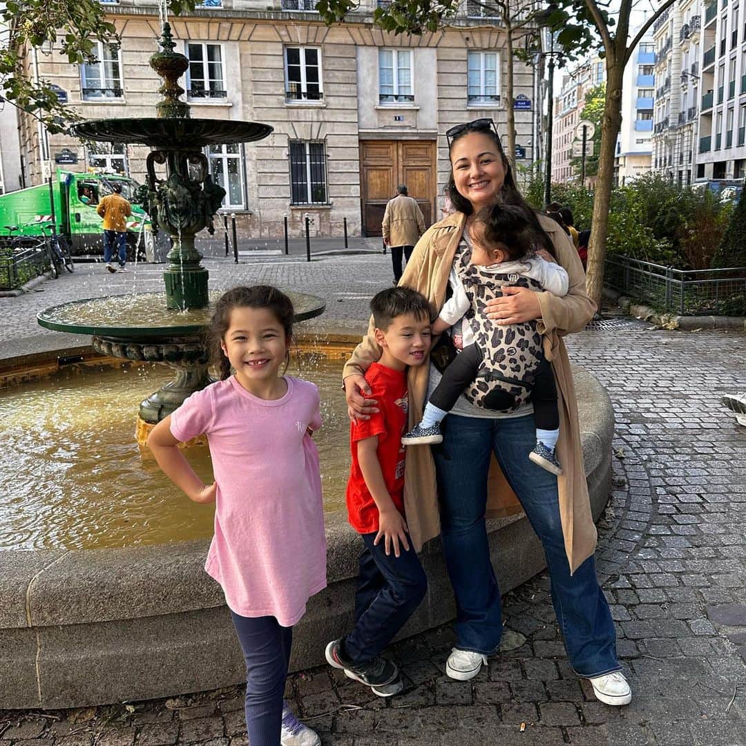 エリナ シルカのインスタグラム：「Emily in Paris location tour 🫶 エミリーインパリ勝手にロケ地巡りツアー！ ①②エミリーのアパルトマン ③④ガブリエルのレストランとエミリーが通ったベイカリー ⑤⑥仕事場のサヴォワール ⑦エミリーとミンディが出会った公園 ⑧エミリーとミンディがディナーしたレストラン ⑨エミリーとミンディが酔って歩いた坂！  あー楽しい😂❤️  #emilyinparis #paris #france」
