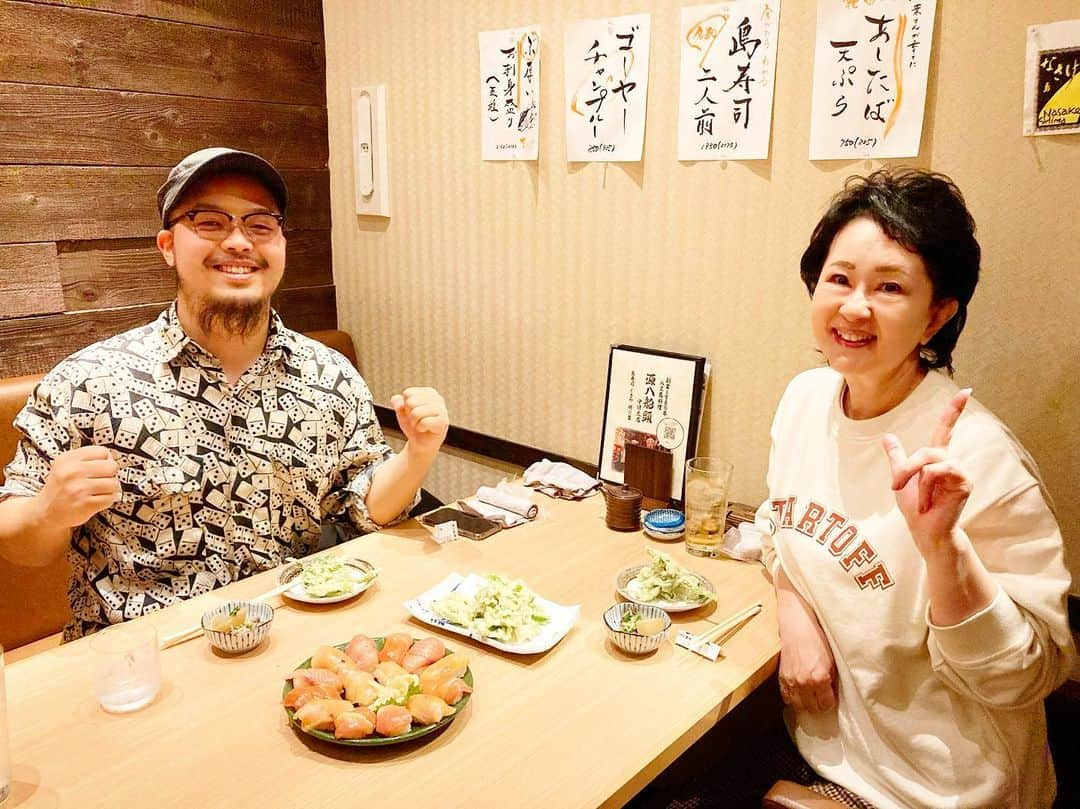 畑中葉子さんのインスタグラム写真 - (畑中葉子Instagram)「八丈島料理のお店『源八船頭』中目黒店にご一緒したのは、東北大学・邦楽部で尺八と三味線とお琴で「後から前から」を演奏してくれたときの尺八奏者でリーダーだった豊岡雅士さん!!  みなさんの卒業公演には、仙台までステージを観に伺いました。 そして、豊岡さんも私のライブへいらしてくださり、大変感動したのを覚えています。 ツイッターから豊岡さんがいなくなり連絡が取れずにいましたが、先日インスタで豊岡さんを見つけて今日に至る。  あれから5年が経ち、可愛らしさは今でも残っておりますが、立派な社会人になっておられました。 いつか必ず豊岡さんの尺八の伴奏で、私が歌う日が来ると思います。 楽しみすぎる😻  #尺八奏者豊岡雅士 さん #尺八奏者  #畑中葉子  #源八船頭  #源八船頭中目黒店  #島寿司  #八丈島  #八丈島料理  #明日葉の天ぷら  #くさや  #ユッケ  #hachijojima  #hachijoisland  #八丈島焼酎  #八丈島焼酎情け嶋  #八丈島焼酎八重椿  #八丈島焼酎黒潮  #八丈島焼酎島の華  #八丈島焼酎ジョナリー  #八丈島焼酎江戸酎 #八丈島焼酎一本釣り」10月19日 22時46分 - hatanaka_yoko