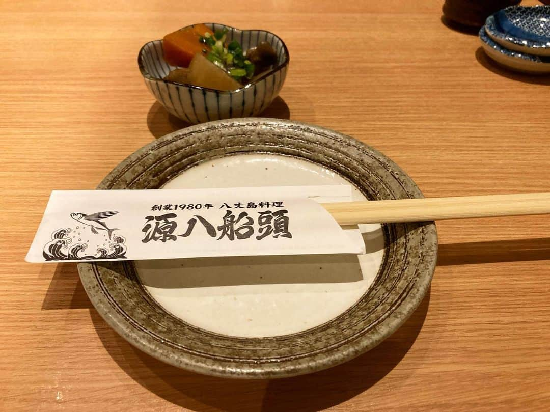 畑中葉子さんのインスタグラム写真 - (畑中葉子Instagram)「八丈島料理のお店『源八船頭』中目黒店にご一緒したのは、東北大学・邦楽部で尺八と三味線とお琴で「後から前から」を演奏してくれたときの尺八奏者でリーダーだった豊岡雅士さん!!  みなさんの卒業公演には、仙台までステージを観に伺いました。 そして、豊岡さんも私のライブへいらしてくださり、大変感動したのを覚えています。 ツイッターから豊岡さんがいなくなり連絡が取れずにいましたが、先日インスタで豊岡さんを見つけて今日に至る。  あれから5年が経ち、可愛らしさは今でも残っておりますが、立派な社会人になっておられました。 いつか必ず豊岡さんの尺八の伴奏で、私が歌う日が来ると思います。 楽しみすぎる😻  #尺八奏者豊岡雅士 さん #尺八奏者  #畑中葉子  #源八船頭  #源八船頭中目黒店  #島寿司  #八丈島  #八丈島料理  #明日葉の天ぷら  #くさや  #ユッケ  #hachijojima  #hachijoisland  #八丈島焼酎  #八丈島焼酎情け嶋  #八丈島焼酎八重椿  #八丈島焼酎黒潮  #八丈島焼酎島の華  #八丈島焼酎ジョナリー  #八丈島焼酎江戸酎 #八丈島焼酎一本釣り」10月19日 22時46分 - hatanaka_yoko