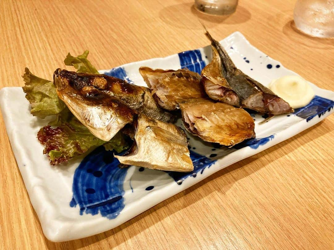 畑中葉子さんのインスタグラム写真 - (畑中葉子Instagram)「八丈島料理のお店『源八船頭』中目黒店にご一緒したのは、東北大学・邦楽部で尺八と三味線とお琴で「後から前から」を演奏してくれたときの尺八奏者でリーダーだった豊岡雅士さん!!  みなさんの卒業公演には、仙台までステージを観に伺いました。 そして、豊岡さんも私のライブへいらしてくださり、大変感動したのを覚えています。 ツイッターから豊岡さんがいなくなり連絡が取れずにいましたが、先日インスタで豊岡さんを見つけて今日に至る。  あれから5年が経ち、可愛らしさは今でも残っておりますが、立派な社会人になっておられました。 いつか必ず豊岡さんの尺八の伴奏で、私が歌う日が来ると思います。 楽しみすぎる😻  #尺八奏者豊岡雅士 さん #尺八奏者  #畑中葉子  #源八船頭  #源八船頭中目黒店  #島寿司  #八丈島  #八丈島料理  #明日葉の天ぷら  #くさや  #ユッケ  #hachijojima  #hachijoisland  #八丈島焼酎  #八丈島焼酎情け嶋  #八丈島焼酎八重椿  #八丈島焼酎黒潮  #八丈島焼酎島の華  #八丈島焼酎ジョナリー  #八丈島焼酎江戸酎 #八丈島焼酎一本釣り」10月19日 22時46分 - hatanaka_yoko