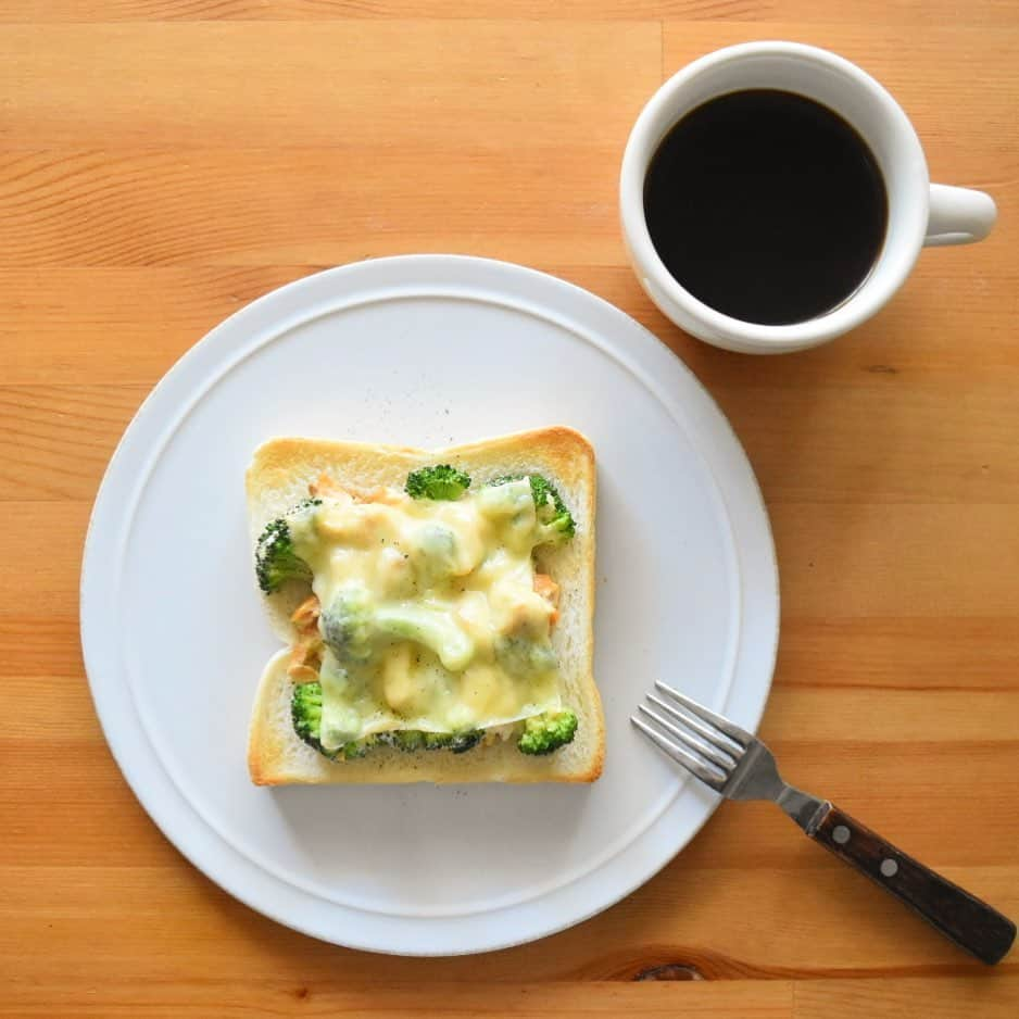 山崎佳のインスタグラム：「Today’s breakfast. 最近夜の残りものになること多いなぁ。時間なくて写真撮ってないけど、パンに残りのシチュー&チーズのせとか。今朝は昨夜の焼き鮭の残り。」