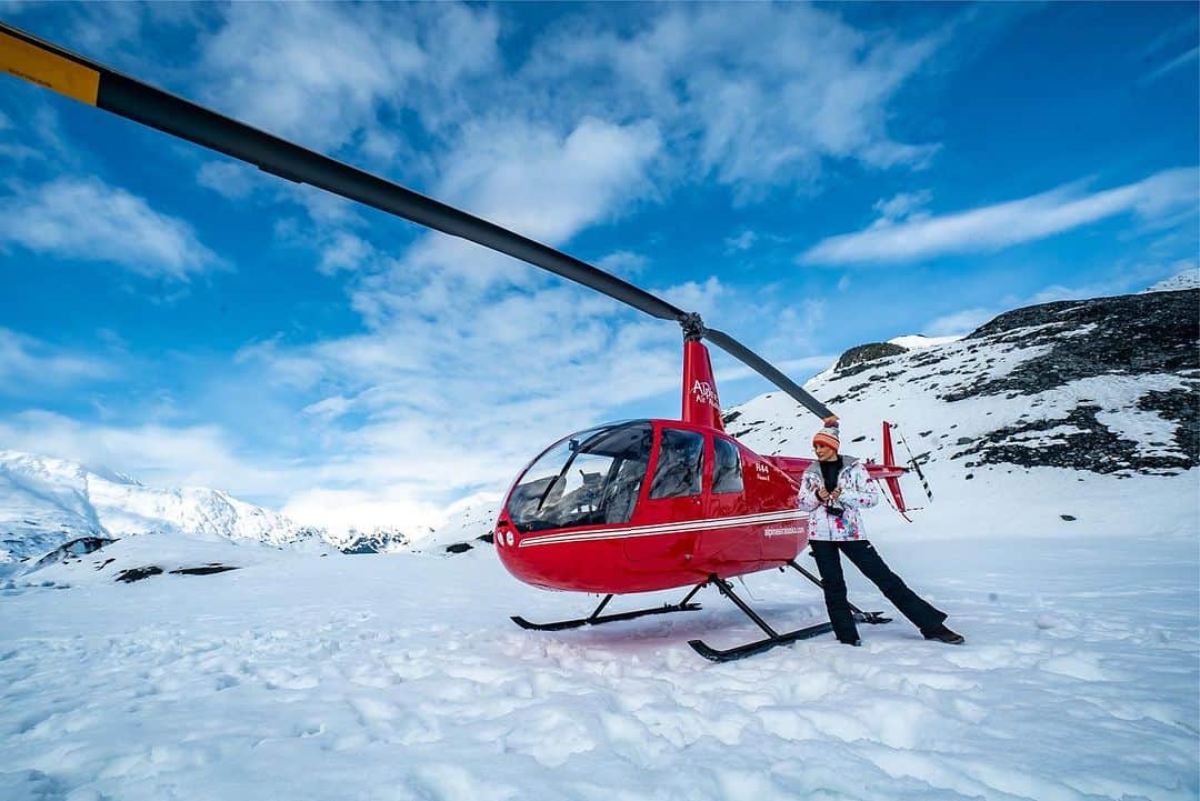 リサ・アンさんのインスタグラム写真 - (リサ・アンInstagram)「#throwbackthursday 2019 Alaska @alpineairalaska 🚁 to a private glacier where I just so happen to run into Spider Man 😎  #tbt #alaska #adventure #helicopter #spencerglacier #justtheletterk #thereallisaann」10月19日 22時49分 - thereallisaann