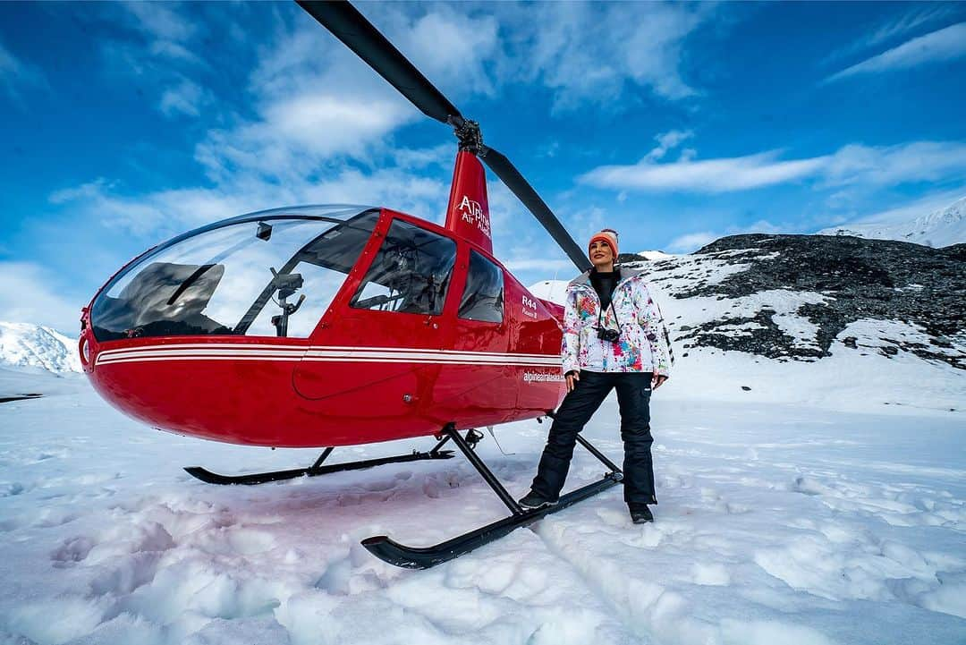 リサ・アンさんのインスタグラム写真 - (リサ・アンInstagram)「#throwbackthursday 2019 Alaska @alpineairalaska 🚁 to a private glacier where I just so happen to run into Spider Man 😎  #tbt #alaska #adventure #helicopter #spencerglacier #justtheletterk #thereallisaann」10月19日 22時49分 - thereallisaann