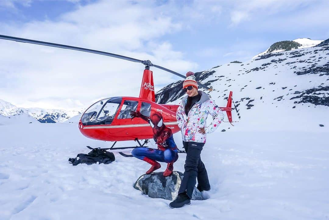 リサ・アンさんのインスタグラム写真 - (リサ・アンInstagram)「#throwbackthursday 2019 Alaska @alpineairalaska 🚁 to a private glacier where I just so happen to run into Spider Man 😎  #tbt #alaska #adventure #helicopter #spencerglacier #justtheletterk #thereallisaann」10月19日 22時49分 - thereallisaann