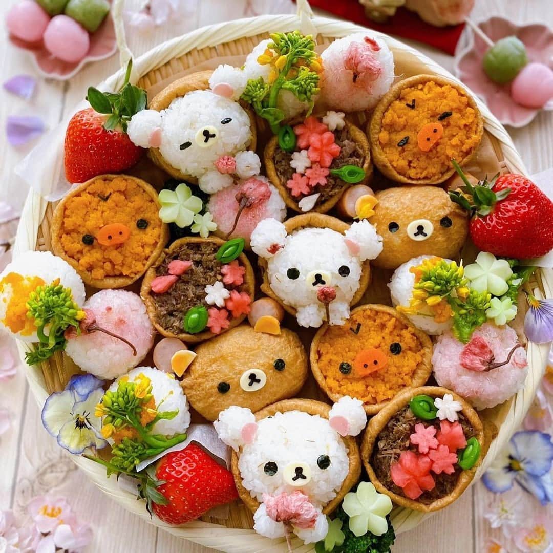 Rilakkuma US（リラックマ）のインスタグラム：「Adorable culinary creations with a touch of nature. 🌸🍙 Reposting this delightful masterpiece by @takko___0307. Korilakkuma is even holding the flowers! 🌷✨  #rilakkumaus #rilakkuma #sanx #sanxoriginal #kawaii #plush #plushies #リラックマ #サンエックス #inari #food #art」