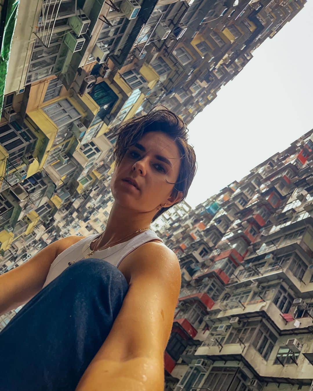 ナタリア・ザビアコのインスタグラム：「Monster building 🏙️ Hong Kong   #hongkong  #art  #monsterbuilding」