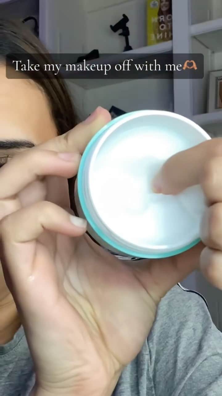 Real Techniquesのインスタグラム：「If this isn't the most satisfying part of your day we are not the same 🫠  Watch your makeup melt off with the Real Clean collection now at @walmart!   📸 @makeupbyfarrah_」