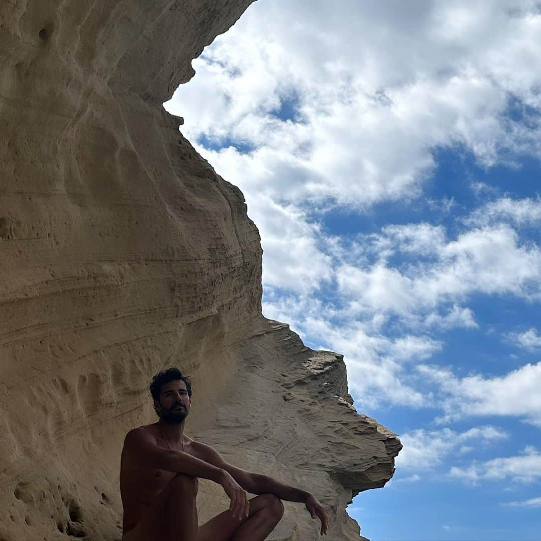 マリアカルラ・ボスコーノさんのインスタグラム写真 - (マリアカルラ・ボスコーノInstagram)「Between Fashion weeks… We dip in the sea 🌊  Went for hikes  And  we got ENGAGED 💍」10月19日 23時01分 - mariacarlaboscono