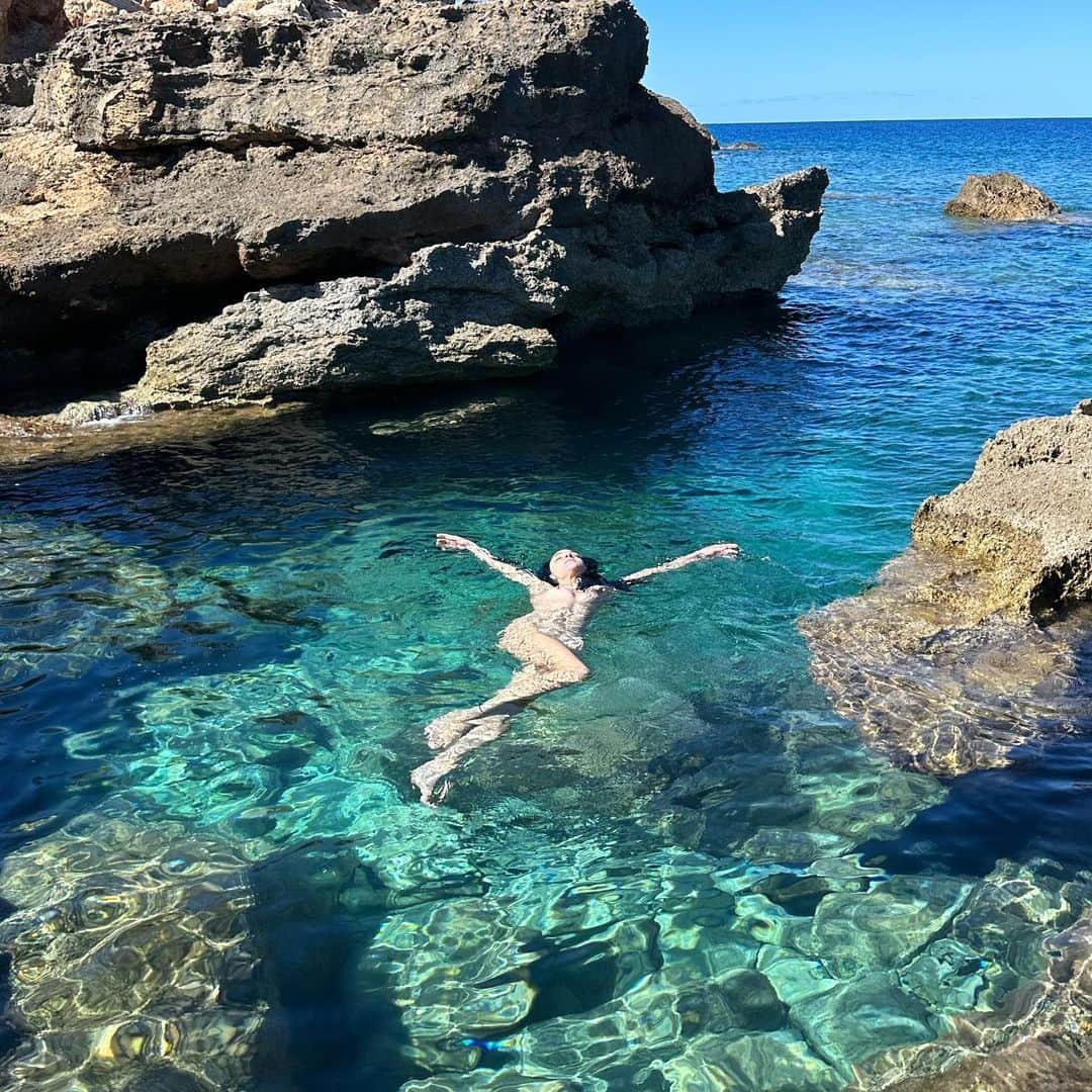 マリアカルラ・ボスコーノのインスタグラム：「Between Fashion weeks… We dip in the sea 🌊  Went for hikes  And  we got ENGAGED 💍」