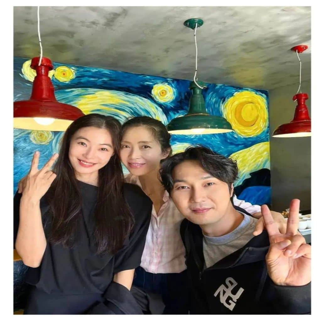 ソン・ユナさんのインスタグラム写真 - (ソン・ユナInstagram)「촬영을 하면 방송(by PDC)이 되기까지 한두 달 정도의 공백이 생겨요~ 그러다보니 그때 그순간들이 잊혀지곤 한답니다... 오늘 소이씨 편을 보면서 그 날의 기억들이 떠오르고~ 소이씨가 얼마나 예쁘고 단단하고 사랑스러운 사람인지 다시 한번 느끼게 되네요^^ 소이씨,성윤씨~ 지금처럼 알콩달콩 예~쁘게 함께 하세요❤  #윤소이 #문성윤 #바이피디씨 #byPDC #뮤지컬셜록홈즈 #셜록홈즈문성윤」10月19日 22時54分 - songyoona2015