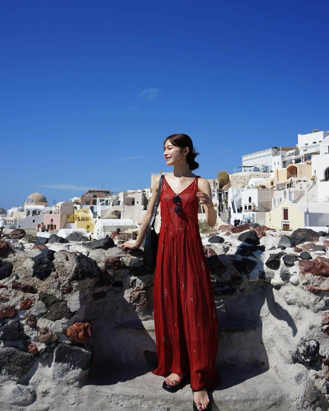 楫真梨子のインスタグラム：「どこを歩いても本当に綺麗で天国のような場所でした⛵️ #greece  #santorini」