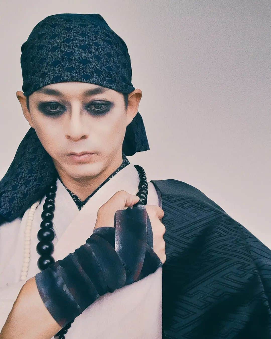 末野卓磨のインスタグラム：「舞台「gagap」怪人82号　怪僧のビジュアルはこちらです。  武器は錫杖の先が槍になってるやつ  久しぶりの長物で闘います。  頭に巻いた布のお陰で、小顔が目立ちすぎるようです。  更に筋トレして身体も大きくしてるので、胴体に豆が乗ってるようなバランスになるでしょう  幸い客席が近いので、きっと見えるはず  観に来て下さい。  https://eng-age.site/gagap/」