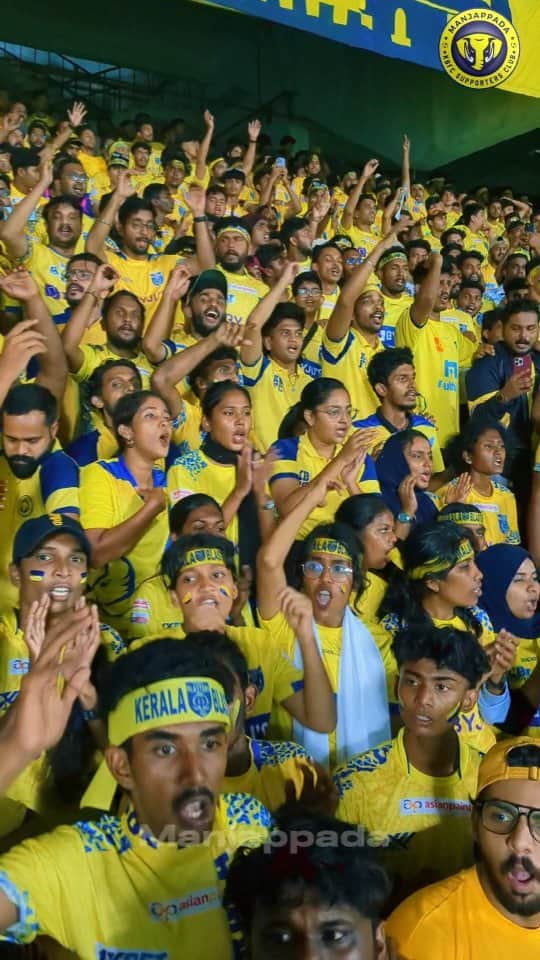 のインスタグラム：「𝓞𝓱 𝓚𝓮𝓻𝓪𝓵𝓪! 🌞  Tell us something highly addictive and never get tired of! 🫶🏻🟡  We will go first :  🫂🗣️  #Manjappada #KBFC #ISL10 #Koodeyundmanjappada #StadiumWibes」