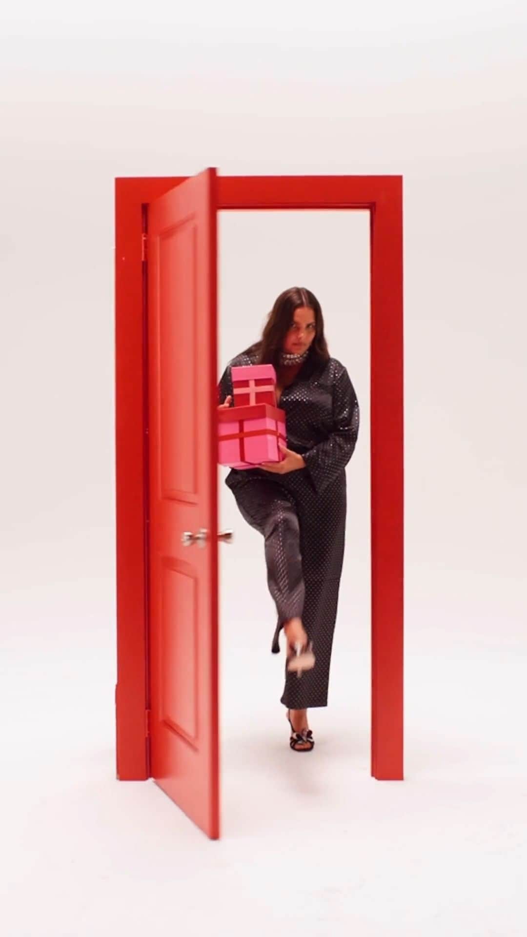 ヴィクトリアズ・シークレットのインスタグラム：「PSA: the sneak peek of good tidings and cheer is officially here. You can start checking off those wish lists early thanks to just-dropped, festive-inspired Beauty, Sleep, and more.」