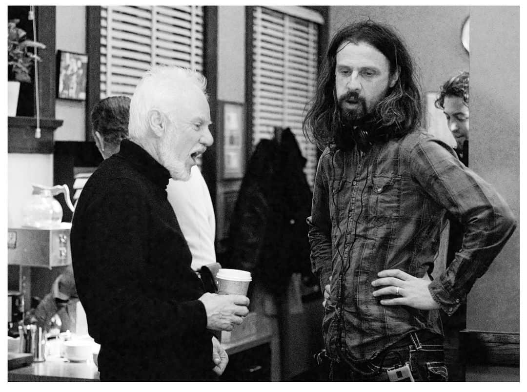 ロブ・ゾンビのインスタグラム：「Behind the scenes of Halloween with @malcolm_mcdowell during the police station scene. Behind us Brad Dourif attempts to make a cappuccino 🎃 #robzombie #halloween🎃」