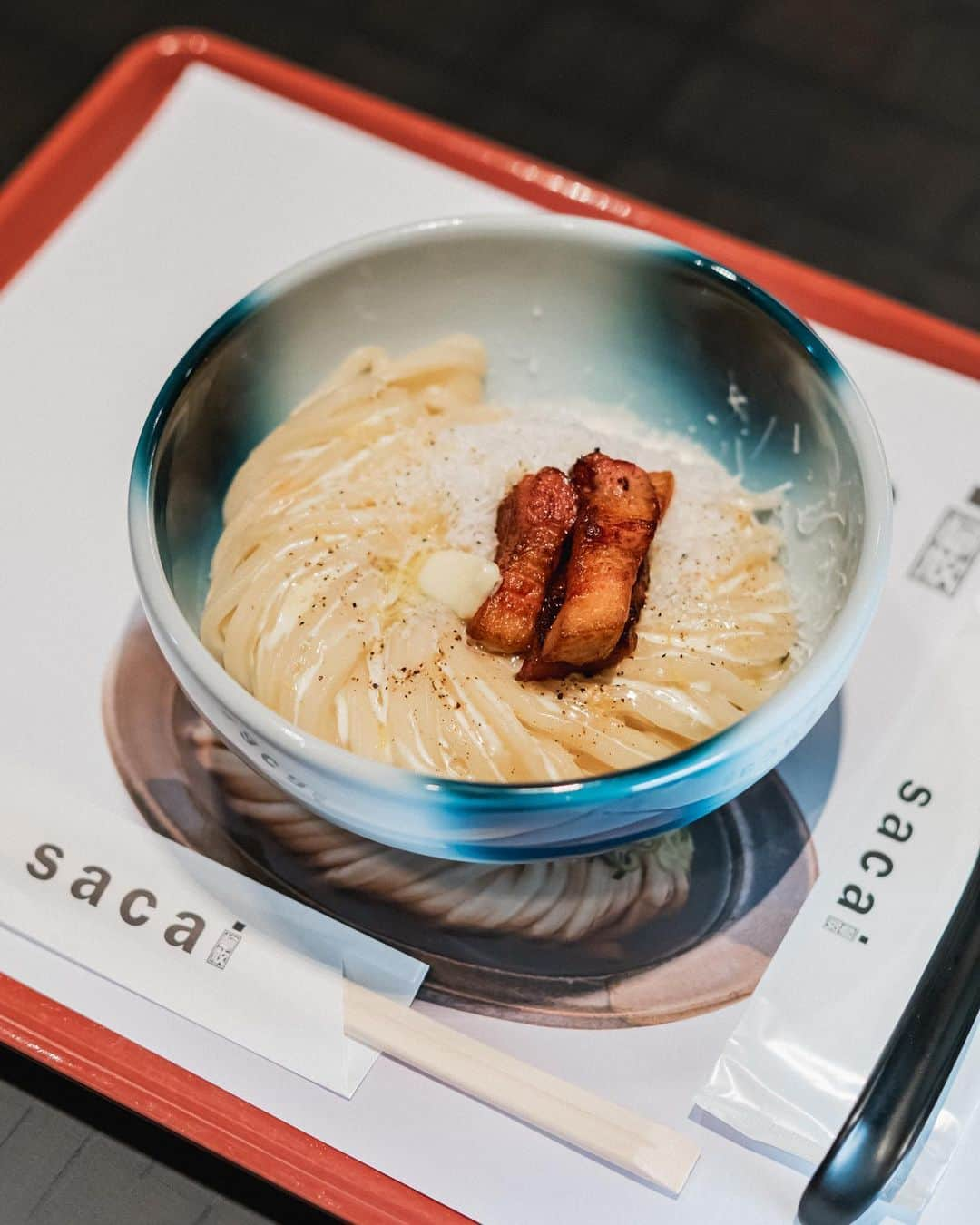 sacaiさんのインスタグラム写真 - (sacaiInstagram)「sacai THE noodle by Menchirashi  sacai, in collaboration with Harajuku Udon specialist Menchirashi @menchirashi_one , have opened sacai THE noodle by Menchirashi experience at Landmark’s innovative F&B concept BaseHall in Hong Kong @basehallhk. As part of this unique experience, Menchirashi will be serving its popular dishes alongside collaborative menus with CURRY UP® @curryuphurryup , a Tokyo-based curry restaurant produced by NIGO®︎ @nigo and with Hong Kong’s Yardbird @yardbirdyakitori, a one Michelin star modern Japanese Izakaya.  During the same period, a sacai x Menchirashi pop-up store will be opened at BELOWGROUND @belowground.hk in the basement floor of the Landmark atrium. A special collaborative tee is available alongside CURRY UP® x Menchirashi merchandise.  sacai THE noodle by Menchirashi BaseHall 02, LG/F, Jardine House1 1 Connaught Place, Central Menu: Cold Udon with s(acai) Tempura, Curry Up® Keema Curry Udon, Tori Patina Udon, Carbonara Udon  Opening Hours : Oct 20th - 21st Opening Hours : 11:00 - 22:00 *will close earlier if sold out  Oct 23rd Opening Hours : 11:00 - 16:00 *will close earlier if sold out  Oct 24th - 28th Opening Hours : 11:00 - 22:00 *will close earlier if sold out *October 26th will close at 17:30 *First come first serve on 20th onwards for the public  BELOWGROUND pop-up Basement, Landmark Atrium, 15 Queen’s Road Central Opening Hours : 11:00-19:00 *Store will close if sold out  sacai THE noodle by Menchirashi sacaiは香港のラグジュアリーショッピングモールであるLandmarkと共に、原宿のうどんレストラン麺散(めんちらし)と協業した期間限定のレストランを本日より展開する。  提供するメニューの中には麺散がNIGO®プロデュースの東京発のカレーショップCURRY UP®や香港のミシュラン1つ星のモダン和食居酒屋Yardbirdとコラボレートしたメニューも登場。 また同展開期間にはLandmark内に位置するBELOWGROUND内に位置するBELOWGROUNDにてsacai x 麺散、 CURRY UP® x 麺散、それぞれのマーチャンダイズを販売するポップアップも実施中。  sacai THE noodle by Menchirashi 住所 : Basehall 02 　 LG/F, Jardine House, 1 Connaught Place, Central Hong Kong 会期 : 10月20日(金)から28日(土) 営業時間 : 11:00から売切れまで メニュー : ぶっかけうどん、Curry Up® ぶっかけキーマうどん、鶏白湯うどん、カルボナーラうどん  #sacai #curryuphurryup #menchirashi #yardbirdhk #basehall」10月19日 22時56分 - sacaiofficial