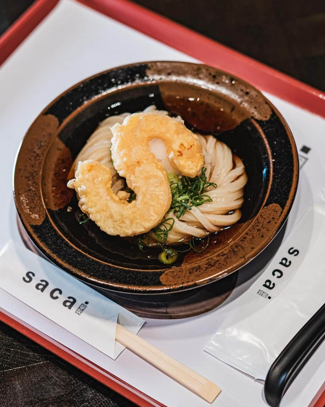 sacaiさんのインスタグラム写真 - (sacaiInstagram)「sacai THE noodle by Menchirashi  sacai, in collaboration with Harajuku Udon specialist Menchirashi @menchirashi_one , have opened sacai THE noodle by Menchirashi experience at Landmark’s innovative F&B concept BaseHall in Hong Kong @basehallhk. As part of this unique experience, Menchirashi will be serving its popular dishes alongside collaborative menus with CURRY UP® @curryuphurryup , a Tokyo-based curry restaurant produced by NIGO®︎ @nigo and with Hong Kong’s Yardbird @yardbirdyakitori, a one Michelin star modern Japanese Izakaya.  During the same period, a sacai x Menchirashi pop-up store will be opened at BELOWGROUND @belowground.hk in the basement floor of the Landmark atrium. A special collaborative tee is available alongside CURRY UP® x Menchirashi merchandise.  sacai THE noodle by Menchirashi BaseHall 02, LG/F, Jardine House1 1 Connaught Place, Central Menu: Cold Udon with s(acai) Tempura, Curry Up® Keema Curry Udon, Tori Patina Udon, Carbonara Udon  Opening Hours : Oct 20th - 21st Opening Hours : 11:00 - 22:00 *will close earlier if sold out  Oct 23rd Opening Hours : 11:00 - 16:00 *will close earlier if sold out  Oct 24th - 28th Opening Hours : 11:00 - 22:00 *will close earlier if sold out *October 26th will close at 17:30 *First come first serve on 20th onwards for the public  BELOWGROUND pop-up Basement, Landmark Atrium, 15 Queen’s Road Central Opening Hours : 11:00-19:00 *Store will close if sold out  sacai THE noodle by Menchirashi sacaiは香港のラグジュアリーショッピングモールであるLandmarkと共に、原宿のうどんレストラン麺散(めんちらし)と協業した期間限定のレストランを本日より展開する。  提供するメニューの中には麺散がNIGO®プロデュースの東京発のカレーショップCURRY UP®や香港のミシュラン1つ星のモダン和食居酒屋Yardbirdとコラボレートしたメニューも登場。 また同展開期間にはLandmark内に位置するBELOWGROUND内に位置するBELOWGROUNDにてsacai x 麺散、 CURRY UP® x 麺散、それぞれのマーチャンダイズを販売するポップアップも実施中。  sacai THE noodle by Menchirashi 住所 : Basehall 02 　 LG/F, Jardine House, 1 Connaught Place, Central Hong Kong 会期 : 10月20日(金)から28日(土) 営業時間 : 11:00から売切れまで メニュー : ぶっかけうどん、Curry Up® ぶっかけキーマうどん、鶏白湯うどん、カルボナーラうどん  #sacai #curryuphurryup #menchirashi #yardbirdhk #basehall」10月19日 22時56分 - sacaiofficial