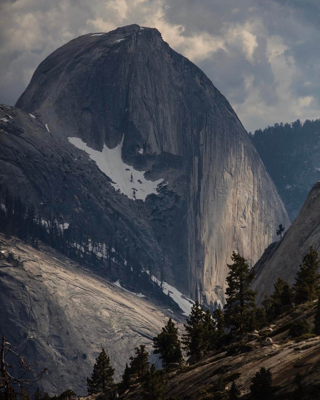 ジミー・チンのインスタグラム：「Light and shadow on Half Dome.」