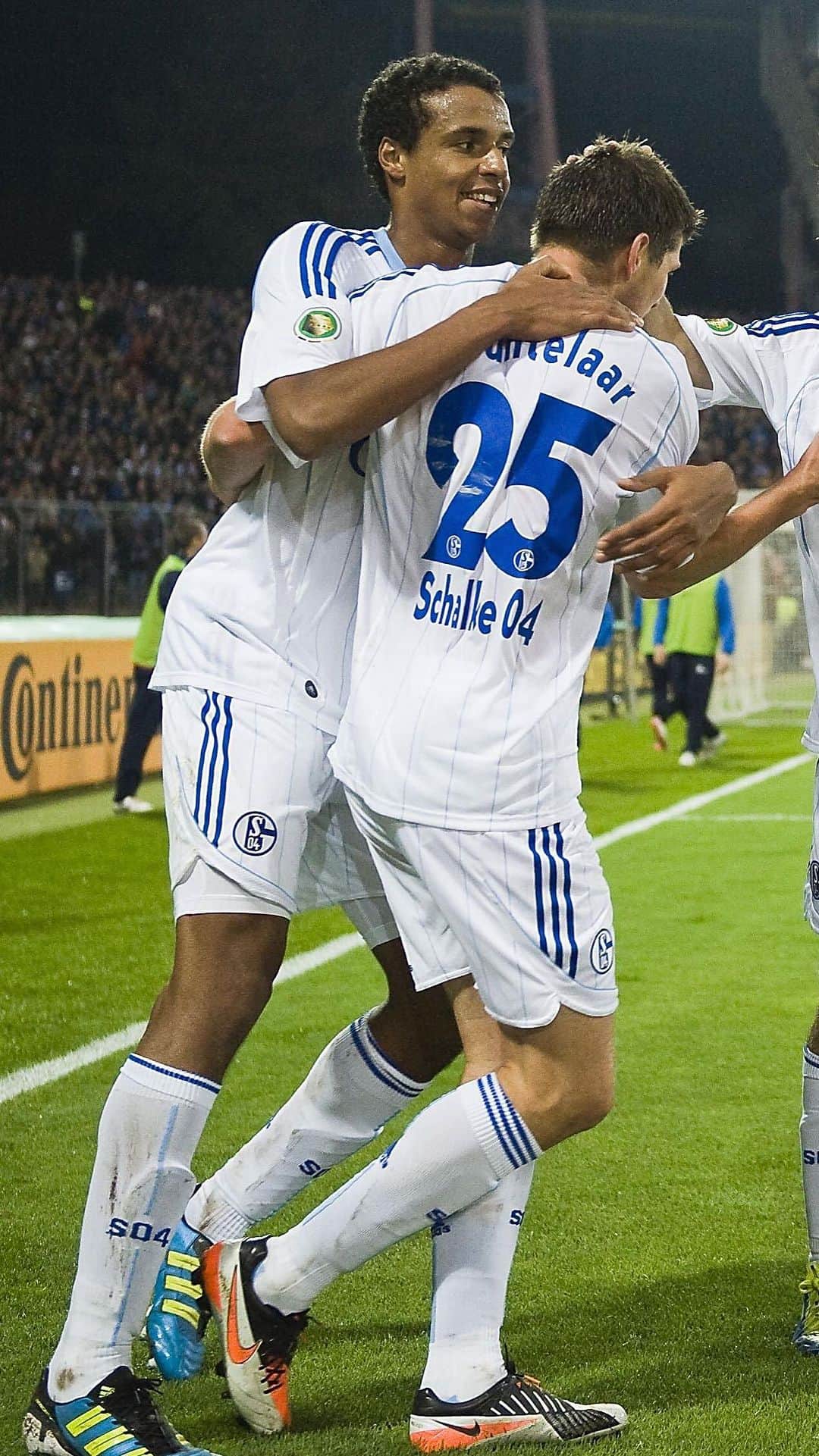 シャルケ04のインスタグラム：「0⃣4⃣ königsblaue Tore gegen Karlsruhe 🔙  1⃣ Joel Matip, Saison 2011/12 2⃣ Marcelo Bordon, Saison 2008/09 3⃣ Jefferson Farfán, Saison 2008/09 4⃣ Klaas Jan Huntelaar, Saison 2011/12  Kommentiere mit der Zahl deines Lieblingstors! ✍️🏽 . . #Schalke #S04 #Football #Soccer #Fußball #Futbol #Knappen #EinLebenLang #🔵⚪️」