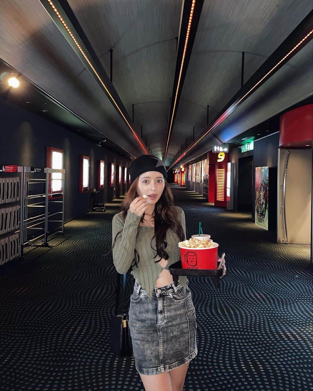 UKAのインスタグラム：「🐉🍿🎥🩶 最後のﾋﾞｰﾆｰとの記念shot📸(?) このあと愛梨に受け継がれました👋🏻笑  #ootd #outfit #ukaコーデ」