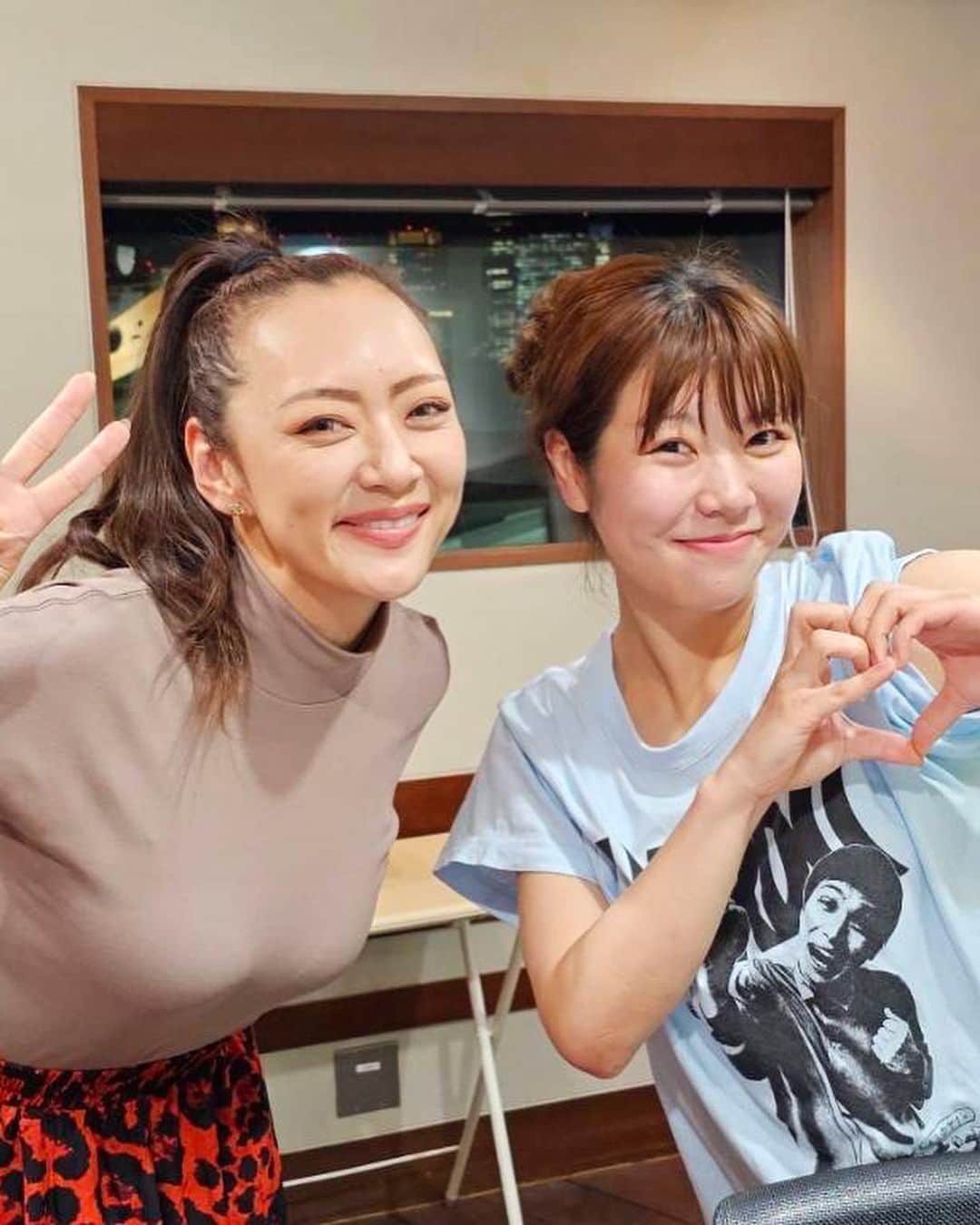 のインスタグラム：「TOKYO FM📻「Roomin Roomie!」 MCが眉村ちあきちゃんの回に出演させて 頂きました☺️ @chichiyan1207 ちあきちゃんが徹子さん🐼の ファンとゆうことで、徹子の部屋のシュミレーションを したよ😆 お互い徹子の部屋にいつか出れるのを夢見て 頑張ろうと励まし合いました(笑) DREAMはデカくよ🌏❤️🦄  #TOKYOFM #RoomieRoomie #ルミルミ #眉村ちあき　さん #徹子の部屋」