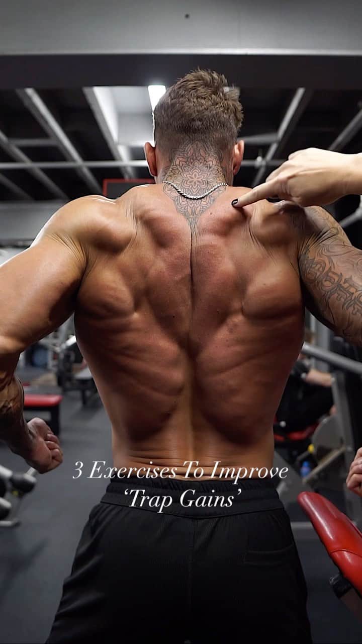 ロス・ディッカーソンのインスタグラム：「Improve your ‘Trap Gains’ with these 3 exercises💪#bodybuilding」