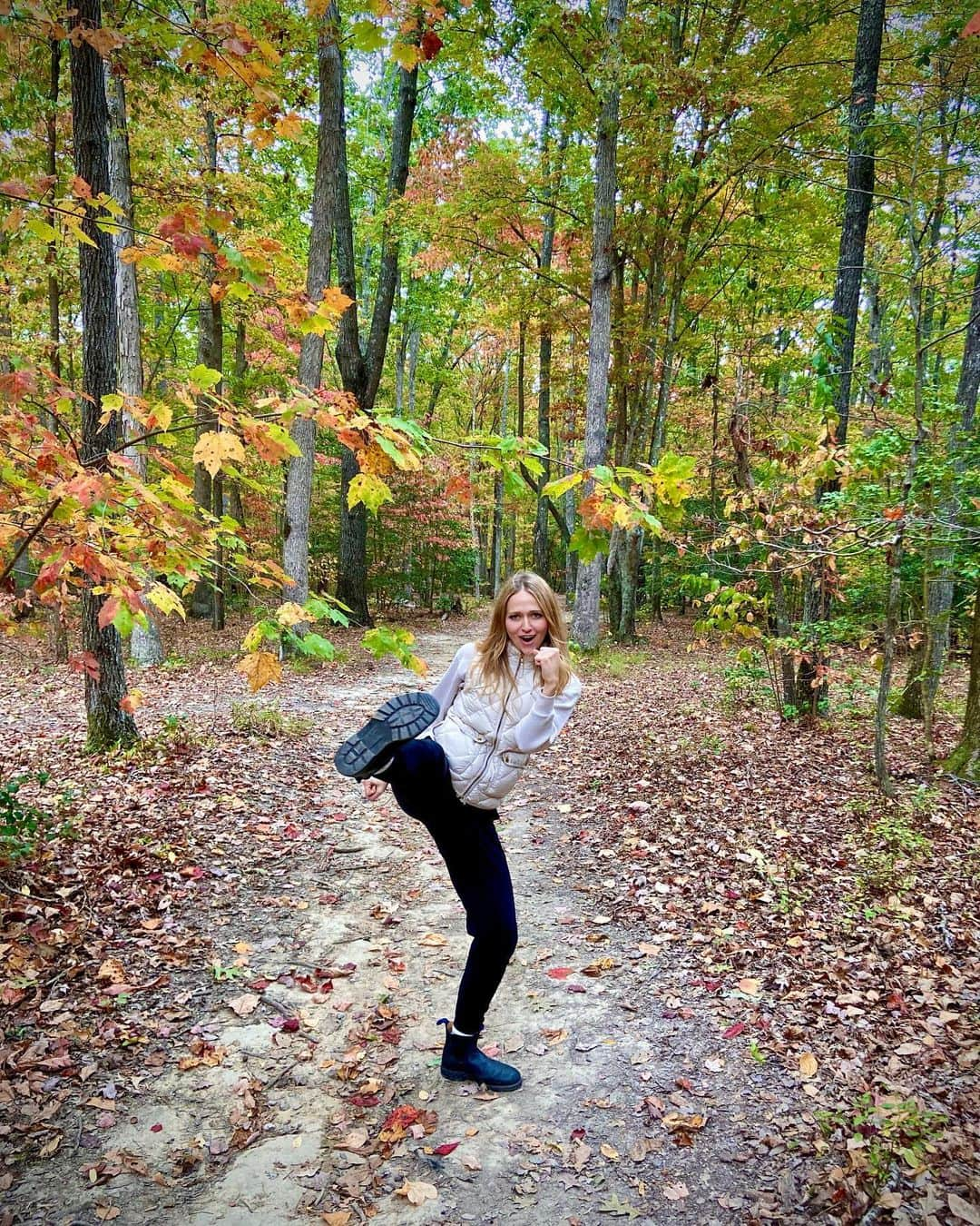 ジョアンナ・ブラッディさんのインスタグラム写真 - (ジョアンナ・ブラッディInstagram)「🏕️🍂🔥⛰️🐈🐈‍⬛ . . . . . #camping #adventure #hike #catsofinstagram #fall #autumnvibes #autumn」10月19日 23時02分 - thejohannabraddy