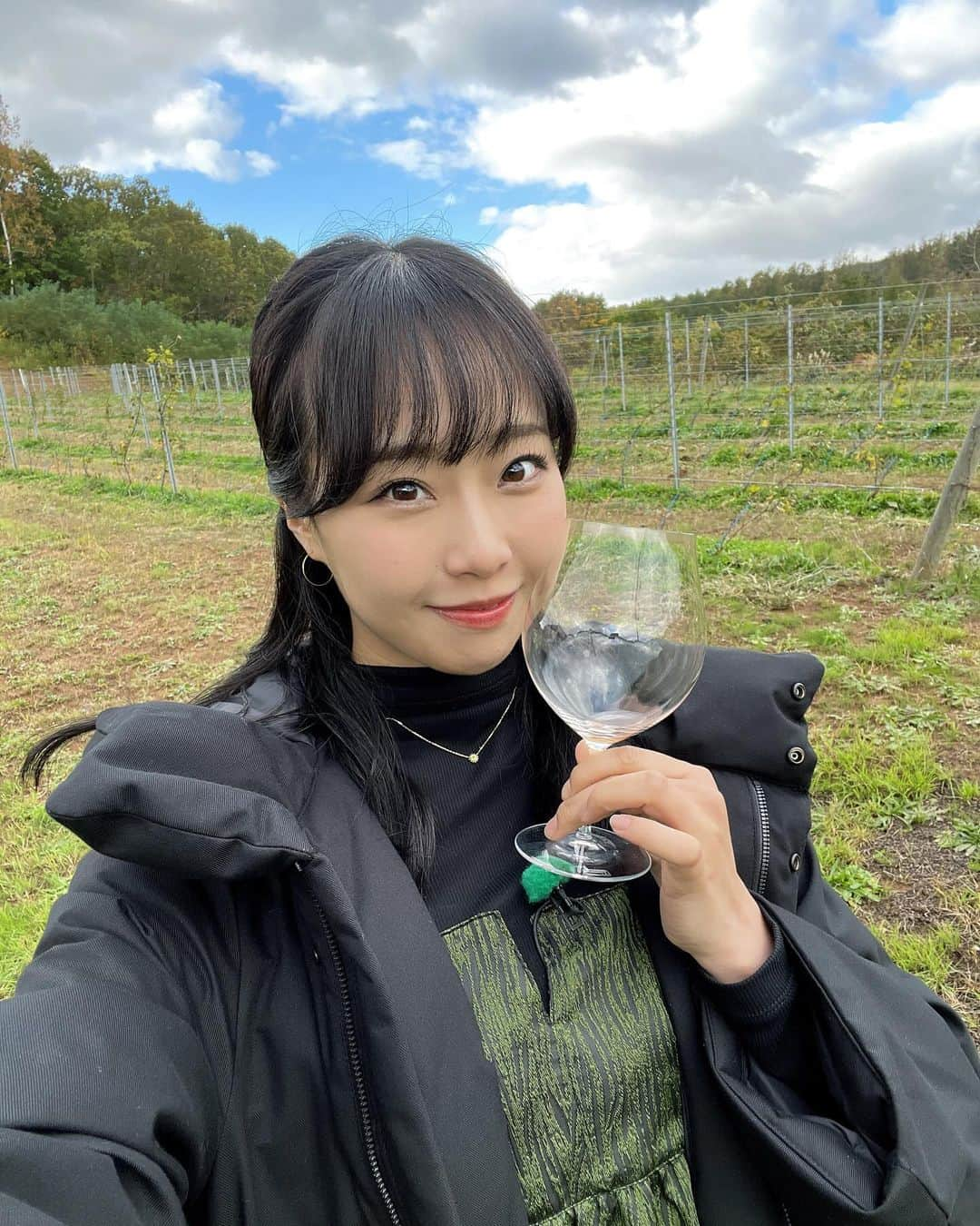 加藤夕夏のインスタグラム：「#辰巳琢郎の葡萄酒浪漫  北海道余市ロケ4日間🍷✨ 人生初のワイナリー、日本ワイン、葡萄畑🍇お仕事でお酒を嗜むのも初めて、、！！  辰巳琢郎さんと髭男爵のひぐちさんとの旅は、日本ワインの魅力や歴史、面白さ、美味しさを教えて頂きました！！🍷🍇♡  ２枚目は今回の旅での収穫ワイン🍾😚笑  ワインを知りたいけどよくわからない方にもぜひ見て欲しいっ。お楽しみに💜💜  #日本ワイン #wine #ワイン #北海道 #余市 #ワイナリー #葡萄畑 #🍇 #🍷 #kimuravinyard #pinonoir #ロゼ #BONBORI #白ワイン #ENISHI  #赤ワイン」