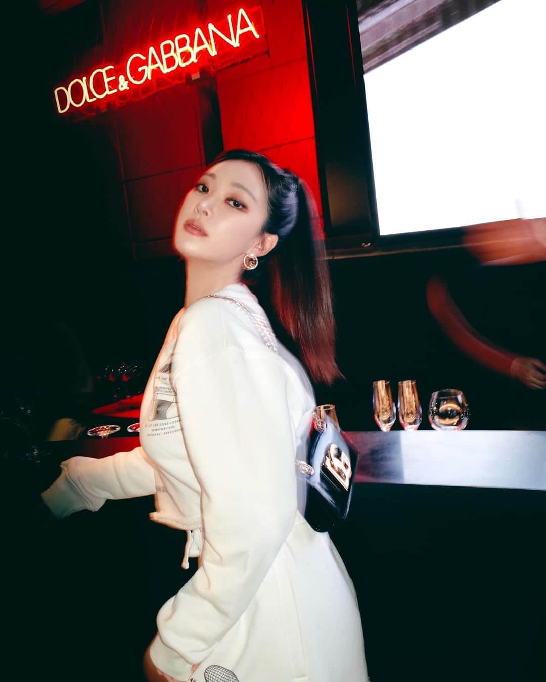 のインスタグラム：「HERE 4 THE @DOLCEGABBANA NIGHT🌹 📸 by @qinxione @qinxione @qinxione !!! 🖤」