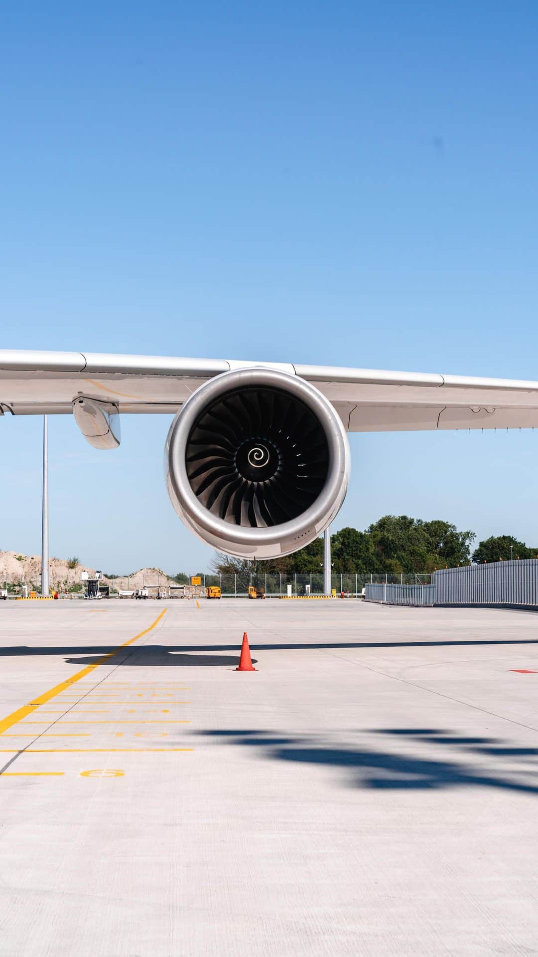 ルフトハンザのインスタグラム：「Work hard, play hard 🛫 Just like the engines of our A380s. #Lufthansa #A380 #Engine」