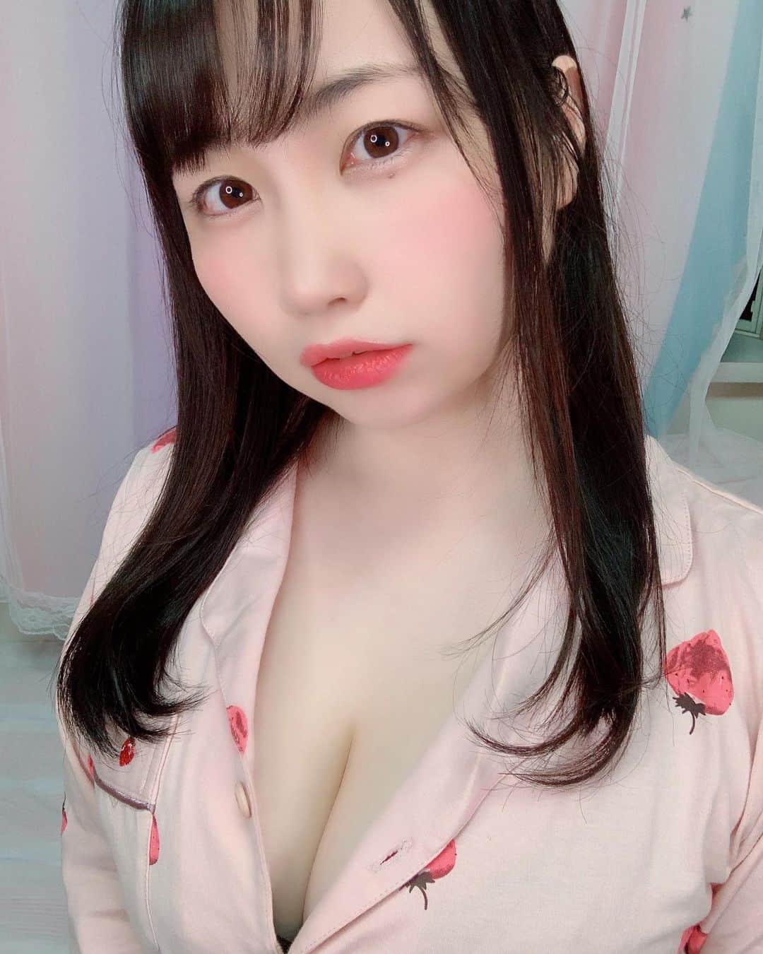 白葉まりさんのインスタグラム写真 - (白葉まりInstagram)「おやすみ😴🍓  #ファンティア #妄想シリーズ  一緒に寝よ？💕 イチゴパジャマの中はあなただけに見せるね？❤︎ な動画写メはファンティアファンサイトにてアップしました🍓  わたしのインスタプロフィール固定リンクから飛んで見られます🥺💕 . . . . #パジャマ #パジャマ女子 #パジャマコーデ #お泊まり #お泊まりデート #谷間 #ビジョビ #黒髪 #黒髪ロング #清楚 #goodnight #晩安」10月19日 23時11分 - shirahamari