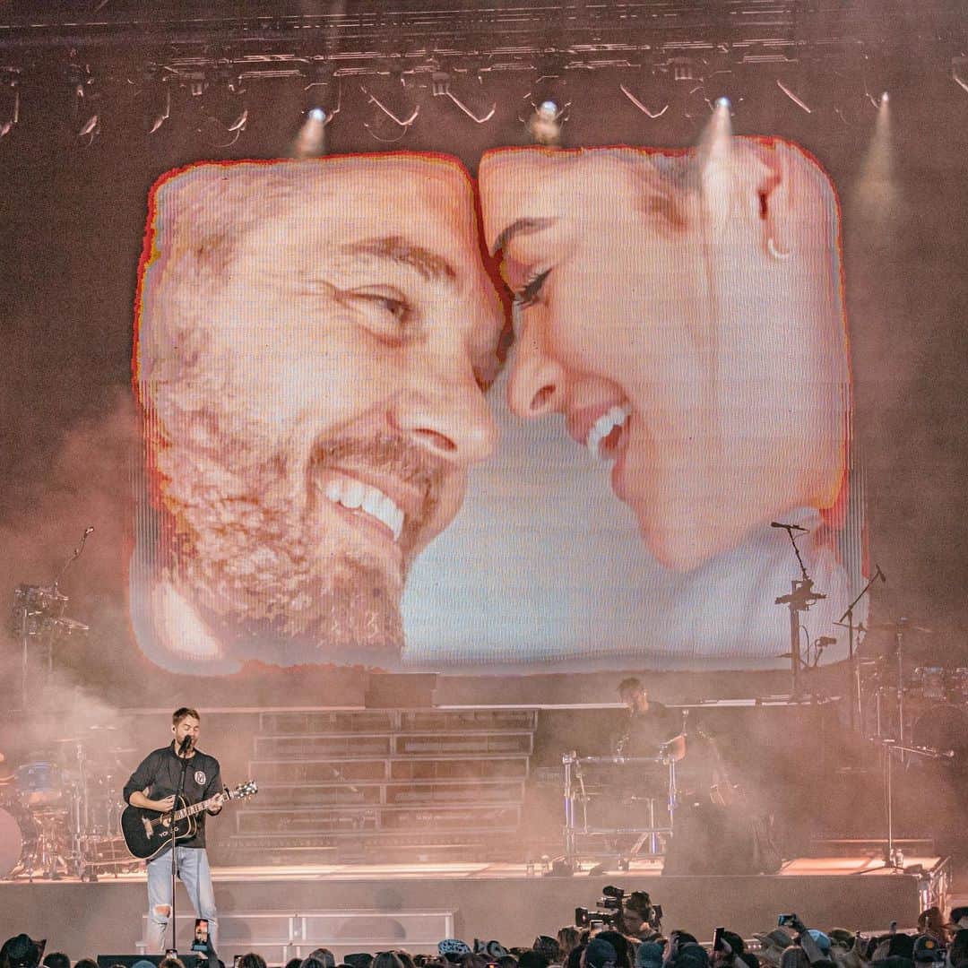 ブルット・ヤングさんのインスタグラム写真 - (ブルット・ヤングInstagram)「Outskirts Tour 2024 with @samhuntmusic and @lilyrosemusic pre-sale starts TODAY at 10am (local time) and ends tonight at 10pm! Use code BRETT24 to get yours now! Swipe for dates ➡️ // Tix at the link in my bio.」10月19日 23時12分 - brettyoungmusic