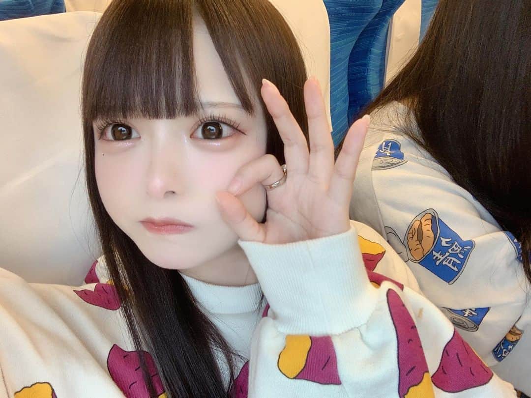 心花りりのインスタグラム：「𓈒 秋だねぇ🍁芋だねぇ🍠 隣には仲間の鯖缶が座っております 𓈒 𓈒 #秋服コーデ #食欲の秋 #焼き芋」