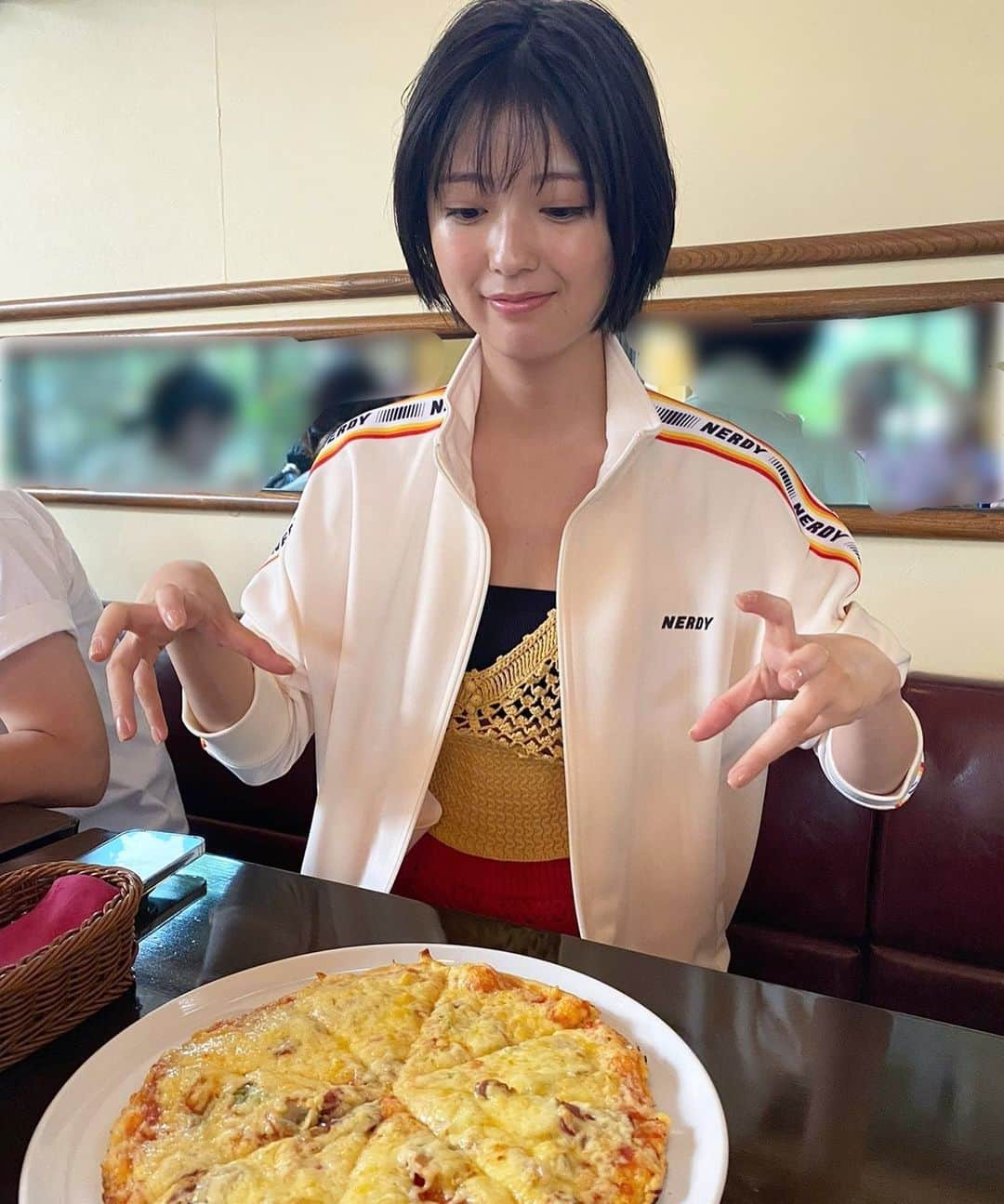 工藤美桜さんのインスタグラム写真 - (工藤美桜Instagram)「カレンダー発売記念イベントの詳細です！ お待たせしました…！ 11月23日　12:00～と13:00〜です☺️ 会場は今年も、渋谷HMV&BOOKS SHIBUYA さんの6Fイベントスペースで開催します！ 皆さんとお話してチェキ撮るの楽しいんだよなぁ〜！ 待ってます🫶 #ピザ早く食べたくて #ピザしか目に入ってない工藤　 #狙い定めちゃってらぁ」10月19日 23時14分 - mmio_kudo