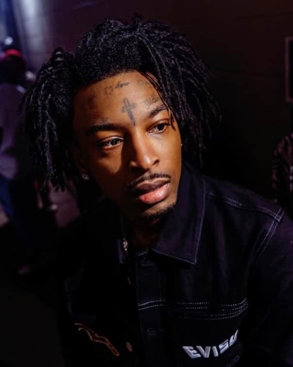 エヴィスジーンズのインスタグラム：「@21savage in the Brocade pattern logo and Kamon embroidered denim jacket.   #evisu  #evisujeans」