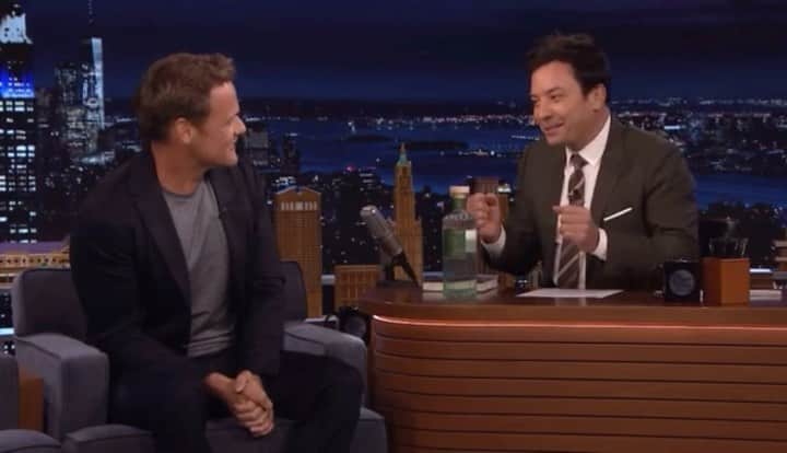サム・ヒューアンのインスタグラム：「Fun fact!  If you wish for something on #FallonTonight … it shall come true!   Gin requested Gin delivered  GINius  . . . . #WildScottishGin #Sassenach #SamHeughan」