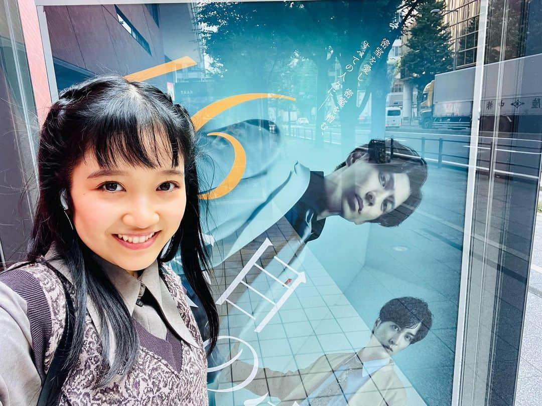 山崎玲奈さんのインスタグラム写真 - (山崎玲奈Instagram)「｢46番目の密室｣ 観劇しました❣️ 久しぶりの観劇でした🤩 ・ ミュージカルとミステリーの相性がとても良くて…歌があることでより内容が理解できる気がします🤩 世界観に引き込まれるうちに、登場人物全員が怪しく見えて最後まで犯人分からなかったです💦 犯人を知ってる状態で見たらまた視点が違って見えてくるんだろうな…と終演後もワクワクしながら考えてました😍 ・ そして、#桑原まこ さんの素敵な音楽🎶 『聲の形』の時も本当に全曲 歌いたいくらい大好きな曲ばかりでしたが、、今回の音楽も大好きでミステリーの世界にスーッと連れて行ってくれました♡ ・  #飛香まい ちゃんのJKが可愛すぎた🤦‍♀️ いつもの大人なまいちゃんを知っているからこそ豹変具合に驚かされました！！ 歌もとっても綺麗で素敵でした✨ ・ ・  #有栖川有栖   #46番目の密室   #ミュージカル   #ミステリー歌劇」10月19日 23時17分 - renayamasaki07