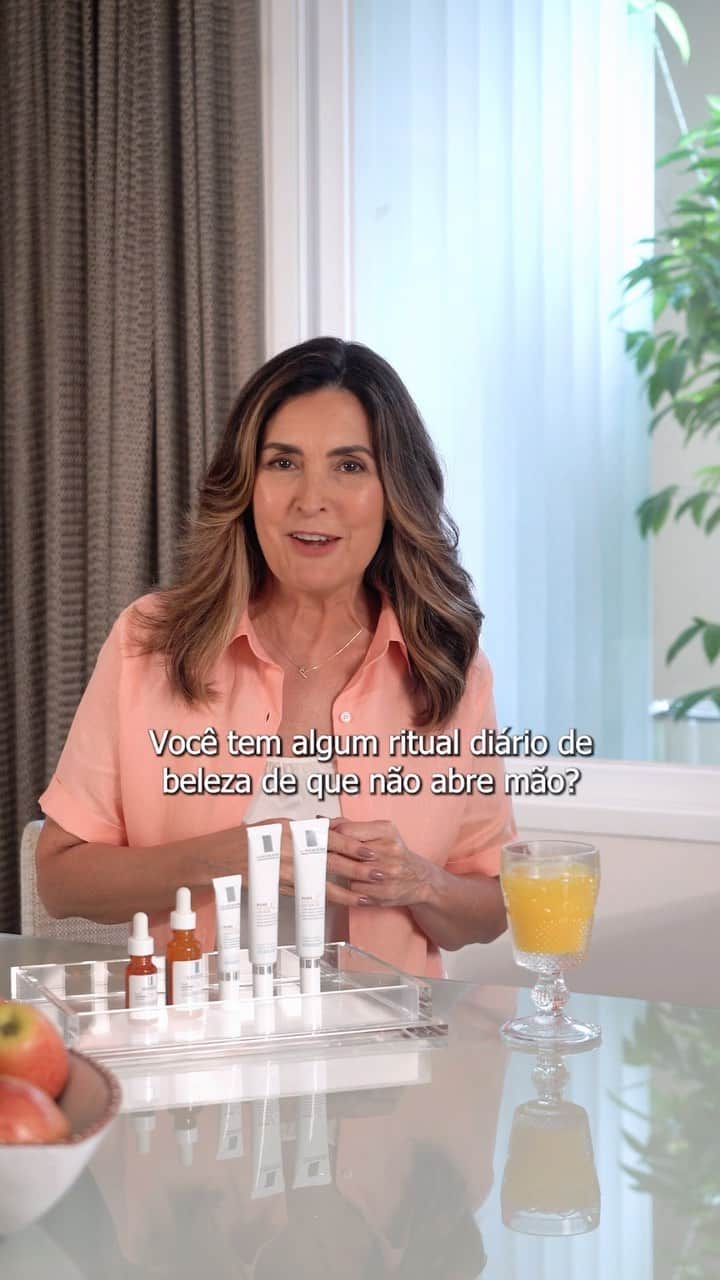 ファチマ・ベルナルデスのインスタグラム：「Vocês sempre me perguntam sobre os meus cuidados com a pele, então vim contar sobre um segredo  que não falta na minha rotina! 🤍  A linha #PureVitaminC, de #LaRochePosay, com o seu sérum Pure Vitamin C10!  O sérum com 10% de Vitamina C pura uniformiza a textura e a tonalidade da pele, reduz rugas e linhas, além de suavizar os poros dilatados.  Desde que comecei a usar já sinto a pele mais firme e iluminada! Com uma grande variedade de produtos, a linha entrou na minha rotina para não sair mais!✨  Consulte o seu dermatologista! #LaRochePosaySkincare #Publicidade @larocheposaybr」