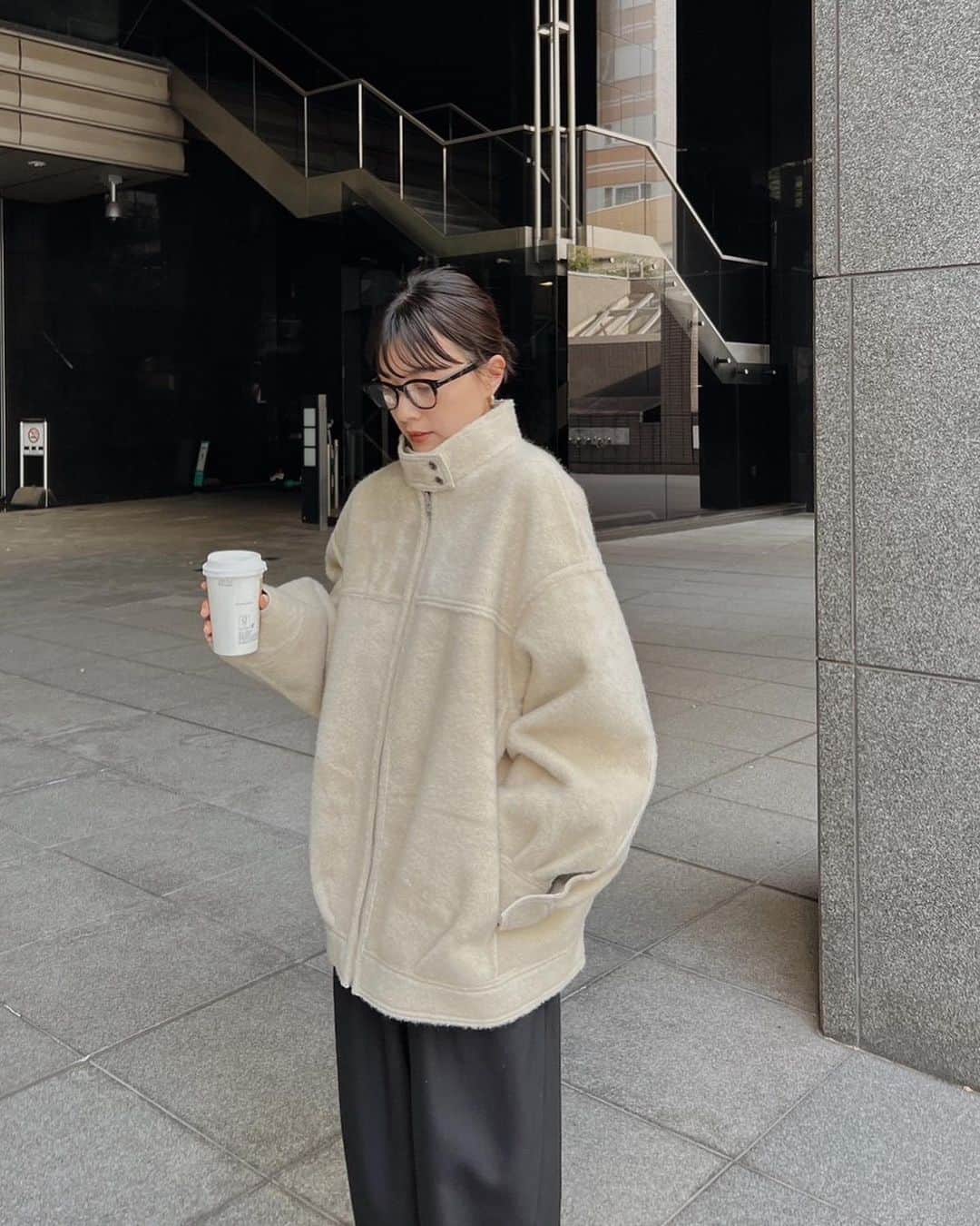 ETRÉ TOKYO ストアのインスタグラム：「@etretokyo  【10/19 New Arrival】 ㅤㅤㅤ ㅤㅤ #ETREリバーシブルボアブルゾン IVORY / BLACK S.M size ¥41,800(tax in)  ㅤㅤㅤ  新宿スタッフ @etretokyo_nami 167cm @etretokyo_tobi 157cm  ㅤㅤㅤ着用カラー：IVORY  ㅤㅤㅤ - - - - - - - - - - - - - - - - - - - - - - - - - - - -  商品詳細はTOPページURLよりチェック🔍 ›› @etretokyo_store  ㅤㅤㅤ スタッフコーディネートも毎日更新中【 #etretokyo_staff_ootd 】をフォロー🐿️  TOPページの"フォロー中"から 気になるスタッフのアカウントをフォロー🤝  - - - - - - - - - - - - - - - - - - - - - - - - - - - - ⁡  【INFORMATION】 ⁡ㅤㅤㅤ ⁡ ※ 10/19(木)発売のアイテムは 10/20(金)12:00よりお在庫のある場合、ルミネカード会員様限定で店舗通販のご利用が可能です。  ⁡ ※お電話がつながりにくい可能性がございます。 ⁡ ※また混雑時には入場制限及び 試着点数の制限を設けさせて頂きます。 予めご了承ください。 ⁡ ⁡ ご理解、ご協力を賜りますよう 心よりお願い申し上げます。   ㅤㅤㅤ 【LUMINE SHINJUKU STORE】 ETRÉ TOKYO ルミネ新宿2店 TEL：03-5989-0979  ー営業時間ー (平日、土日祝)11:00-21:00 ⁡  #etretokyo#etre#fashion#etretokyoshinjuku #etre#2023etre#etretokyo_staff_ootd#2023aw #大人ファッションコーデ #シンプルスタイル  #オトナカジュアルコーデ #ボアブルゾン #フラットシューズ #白黒コーデ #ブルゾンコーデ #アウターコーデ」