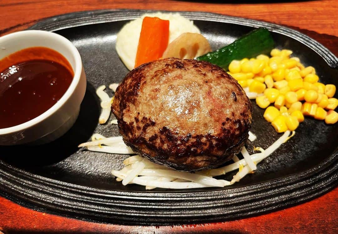 ですよ。さんのインスタグラム写真 - (ですよ。Instagram)「ハンバーグ食べちゃって…  あーいとぅいまてーん！ #ですよ #プロ謝罪師」10月19日 23時19分 - desuyo.desuyo_