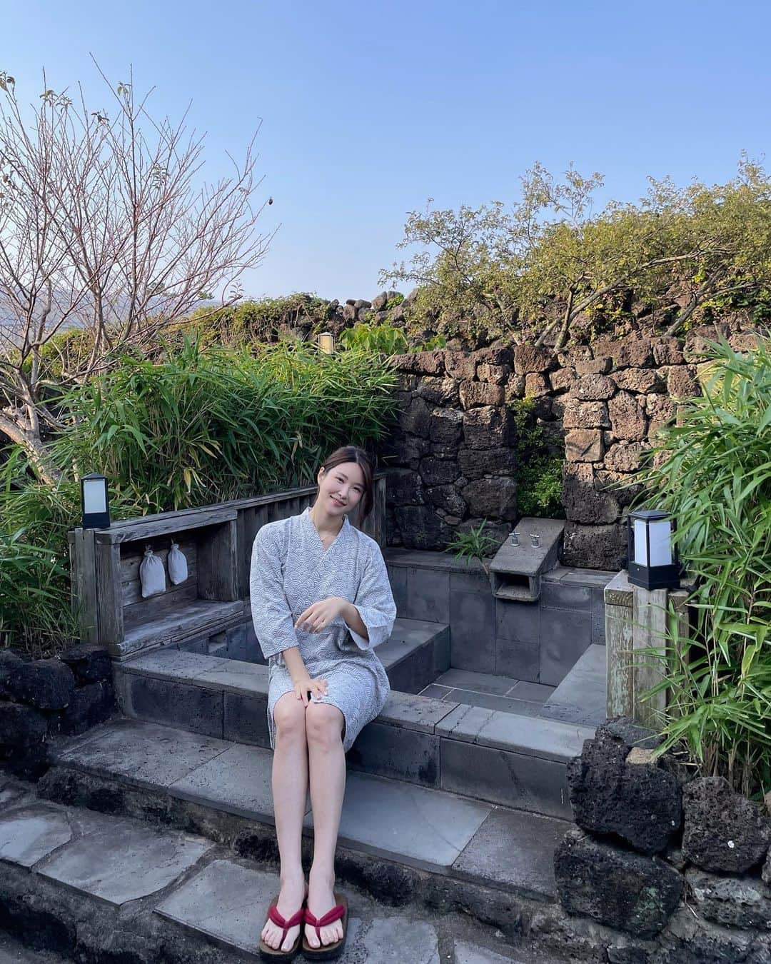 李到華さんのインスタグラム写真 - (李到華Instagram)「이번 제주도에서 가장 좋았던 하나를 뽑자면  숙소였던 #더프라이빗시로.. 🍀 일본 료칸을 컨셉으로 만들어진 독채팬션인데 모든 숙소가 울타리로 이루어져 있어서  프라이빗하게 쉴 수 있었어요  앞마당에 바베큐 시설과 개인 료칸이 있는데 선선한 가을에 준비된 천연 입욕제 풀고 온천욕 하니  천국이 따로 없더라구요 🥺 제주도 오면 항상 호텔이나 리조트에서 쉬었는데 이렇게 독채로 된 풀빌라에서  소중한 사람과 조용히 쉴 수 있다니 이게 진정한 휴가 아니겠습니까..👍  방2개에 화장실 2개 거실도 엄청 넓은 오리지널 스위트는 안에 식기류나 어메니티도 잘되있어서  여기 우리집 하고싶다라고 계속 얘기했네요 주변에 관광지나 먹을 곳도 잘되어 있어서  다음에는 한 일주일 잡고 오려구요   제주도 서쪽에 가시는 분들 진짜 꼭 한번 들려보세요..!🫶  . . #제주도숙소 #료칸 #국내료칸 #제주도독채팬션  #제주도풀빌라 #자쿠지숙소 #독채풀빌라 #제주온천숙소」10月19日 23時22分 - ah____rim