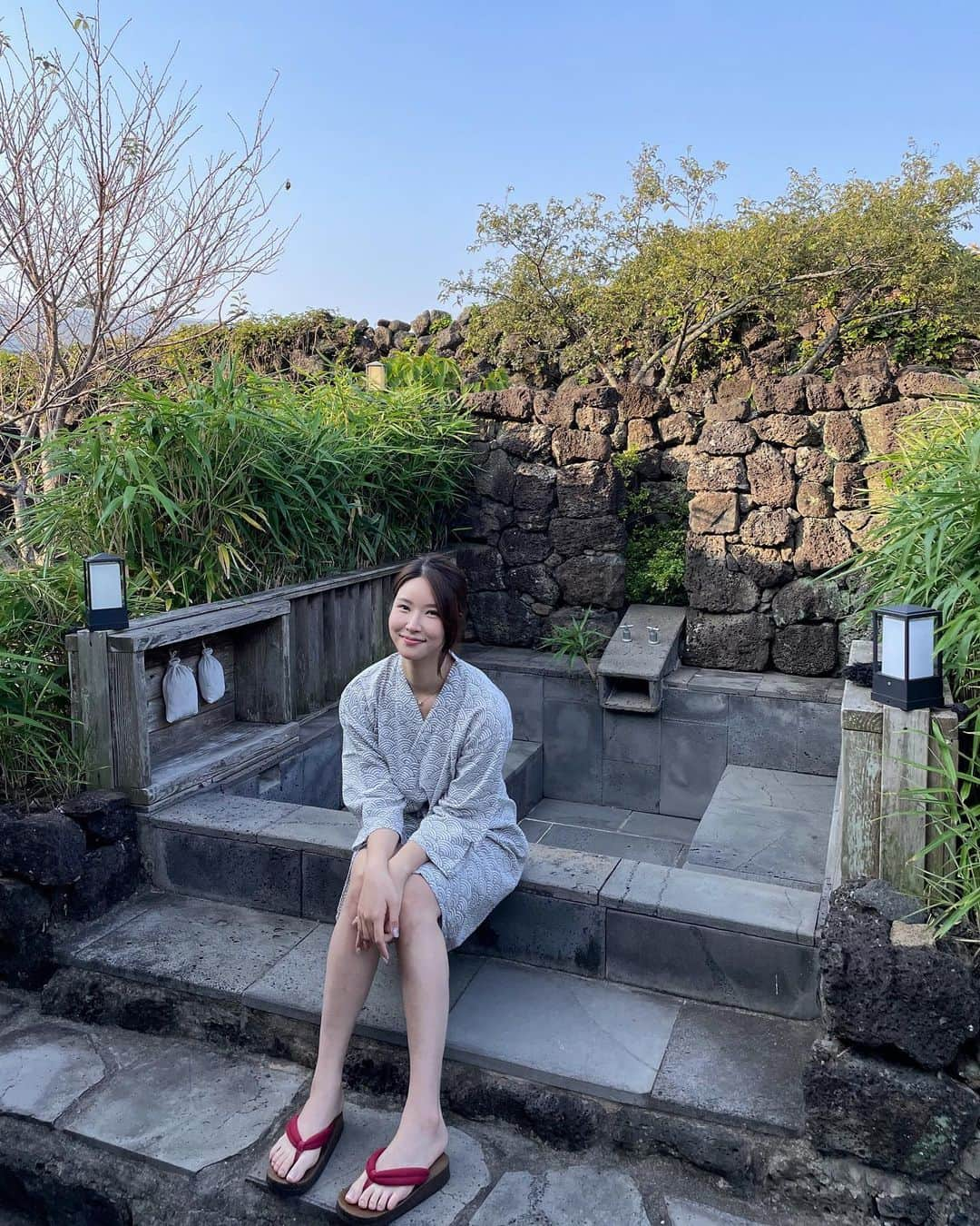 李到華さんのインスタグラム写真 - (李到華Instagram)「이번 제주도에서 가장 좋았던 하나를 뽑자면  숙소였던 #더프라이빗시로.. 🍀 일본 료칸을 컨셉으로 만들어진 독채팬션인데 모든 숙소가 울타리로 이루어져 있어서  프라이빗하게 쉴 수 있었어요  앞마당에 바베큐 시설과 개인 료칸이 있는데 선선한 가을에 준비된 천연 입욕제 풀고 온천욕 하니  천국이 따로 없더라구요 🥺 제주도 오면 항상 호텔이나 리조트에서 쉬었는데 이렇게 독채로 된 풀빌라에서  소중한 사람과 조용히 쉴 수 있다니 이게 진정한 휴가 아니겠습니까..👍  방2개에 화장실 2개 거실도 엄청 넓은 오리지널 스위트는 안에 식기류나 어메니티도 잘되있어서  여기 우리집 하고싶다라고 계속 얘기했네요 주변에 관광지나 먹을 곳도 잘되어 있어서  다음에는 한 일주일 잡고 오려구요   제주도 서쪽에 가시는 분들 진짜 꼭 한번 들려보세요..!🫶  . . #제주도숙소 #료칸 #국내료칸 #제주도독채팬션  #제주도풀빌라 #자쿠지숙소 #독채풀빌라 #제주온천숙소」10月19日 23時22分 - ah____rim