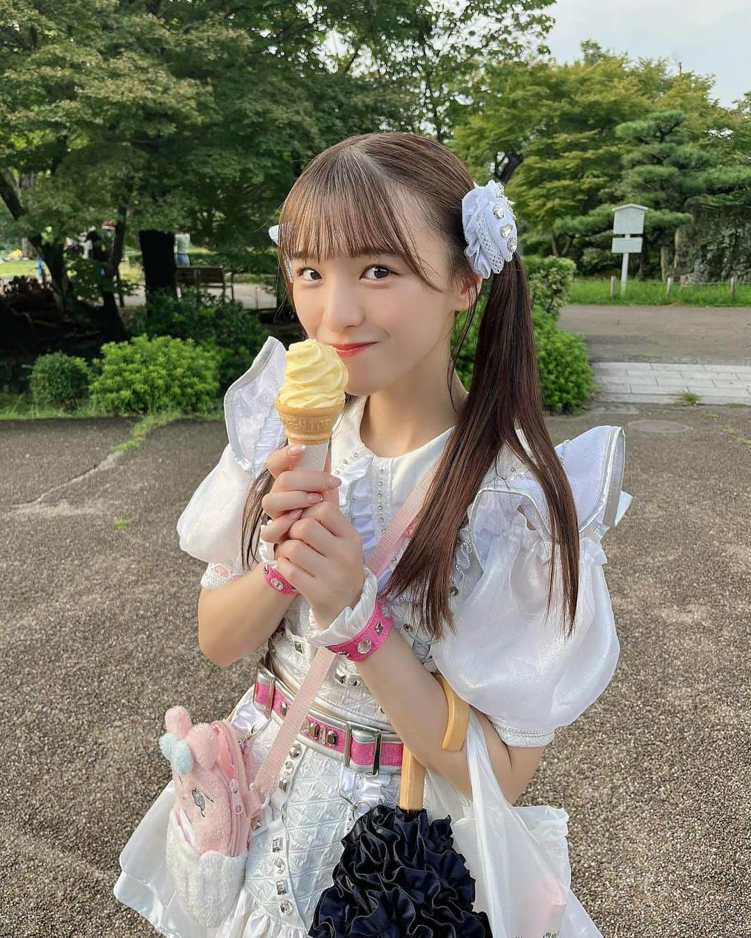 茉城奈那のインスタグラム：「冬って寒いのになんでアイス食べたくなるんだろ〜 ⁡ ⁡ ⁡ ⁡ ⁡ ⁡ ⁡ #アイドル #地下アイドル #idol #ınstagood #ヘアアレンジ #ツインテール #ツインテールアレンジ #ピンクブラウン #ブラウンカラー #グレージュ #アイドル衣装 #名古屋城」