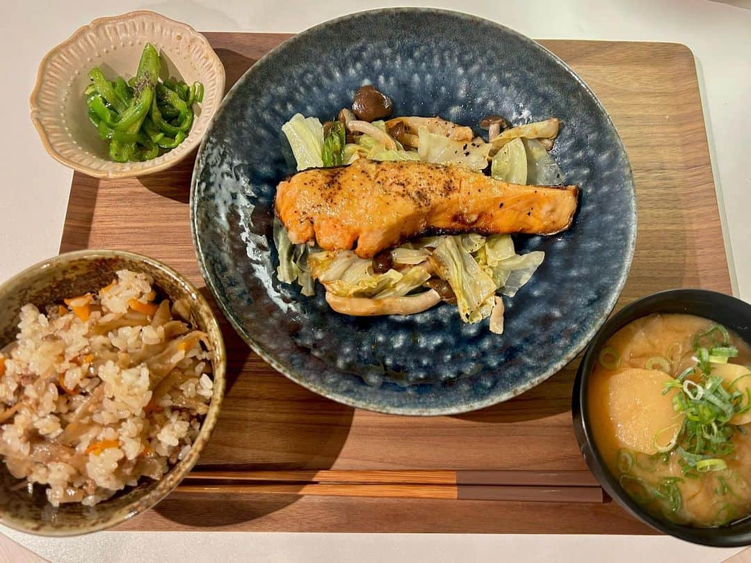 宮瀬彩加のインスタグラム：「#みやせごはん 🍴ごはんも遂に秋、な日。  ・秋鮭の味噌マヨ麹 (にんにく麹、みそ、マヨネーズを 混ぜて作ったソースがめちゃうまでした🤤 オリーブオイルとの相性も◎ 蒸し焼きにしました🥹)  ・無限ピーマン (ほんとはサラダ食べたかったけど ピーマンしかなかったので🫑)  ・甘辛ごぼう飯 (硬めに炊いたお米に後入れで 甘辛く煮た具材混ぜ合わせる！ 15分くらいで出来て食物繊維たっぷり美味しい❤︎)  ・じゃがいもと玉ねぎの味噌汁 (じゃがいもいれると普段より 甘くなるから好きな味噌汁)  スーパーも一気に秋だし美味しいもの多くて わくわくしちゃう今日この頃。 食欲が止まんなくて怖い🥶🍁  みなさんは今日何食べましたか？ また教えてください✨  #おうちごはん　#自炊記録　#今日の献立」