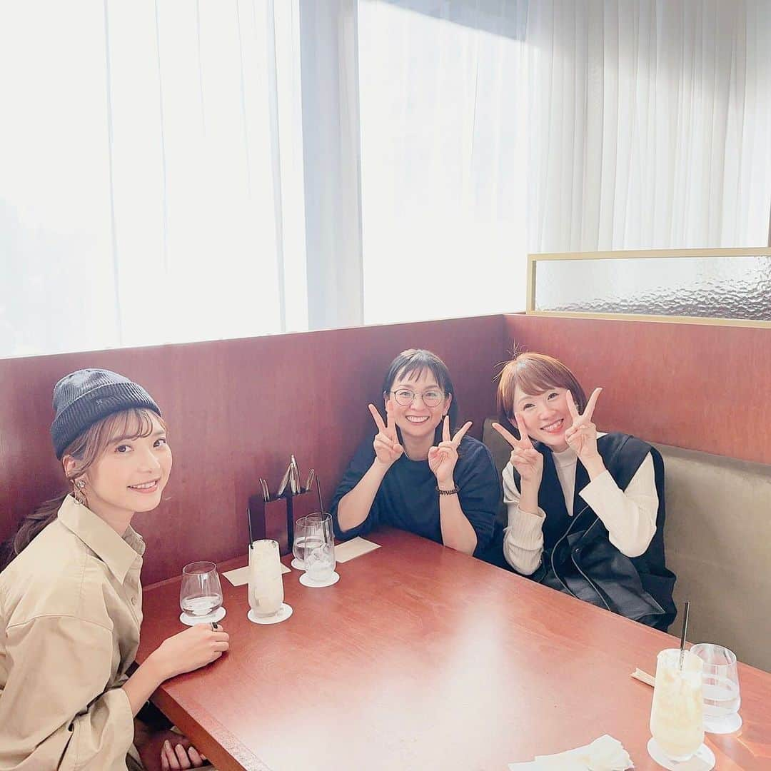 久保田夏菜のインスタグラム：「井上えっちゃんさんと西山ちゃん。  とても話しやすくって よく笑ってくれて、おもしろくて、 かわいくて、 適度なツッコミもくれる大好きな2人です❤️  やっぱり時間が足りなくて 帰り際、 まだこれについて喋りたかったと 5倍速くらいでまくし立てる笑  途中、久保田顔にのみ日差しが降り注ぎ、渋い顔。 日を避けて、井上さんに寄ってました笑。 ずいぶん近くてすいません😂  また喋りたいので 絶対にまた誘います❤️  #井上恵津子さん  #西山穂乃加ちゃん #満点ママ」