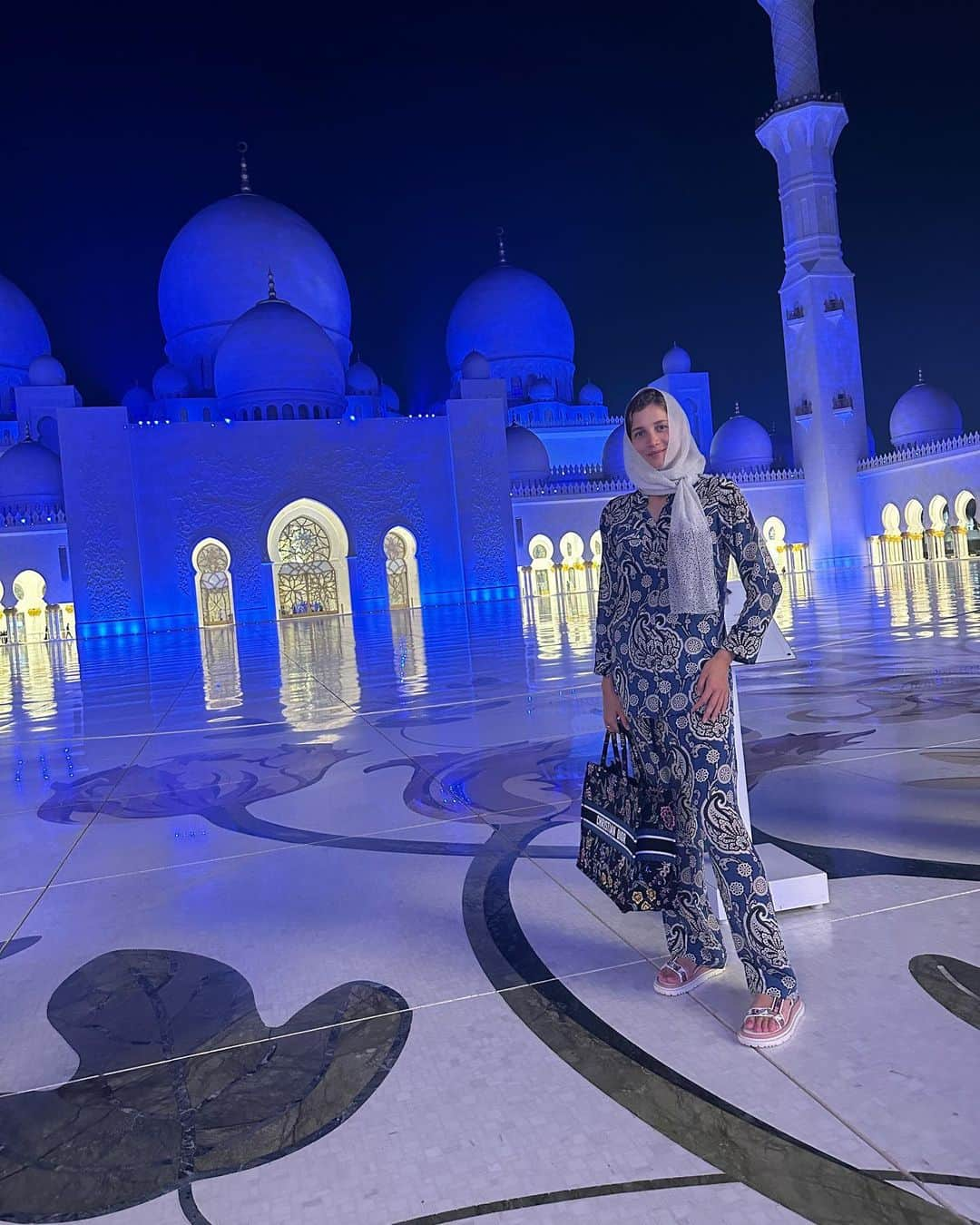 ウリアナ・ドンスコワさんのインスタグラム写真 - (ウリアナ・ドンスコワInstagram)「Dubai ☀️   Had a very good time here with my friends ♥️  Wearing @ericazaionts and Dior . Good combination   В Дубай всё больше и больше ощущаешь себя так, будто ты в России. Только там где тепло. Даже жарко, пожалуй 😅😂 русское окружение. русские рестораны. здесь даже радио-волны есть на русском )」10月19日 23時29分 - uliana12