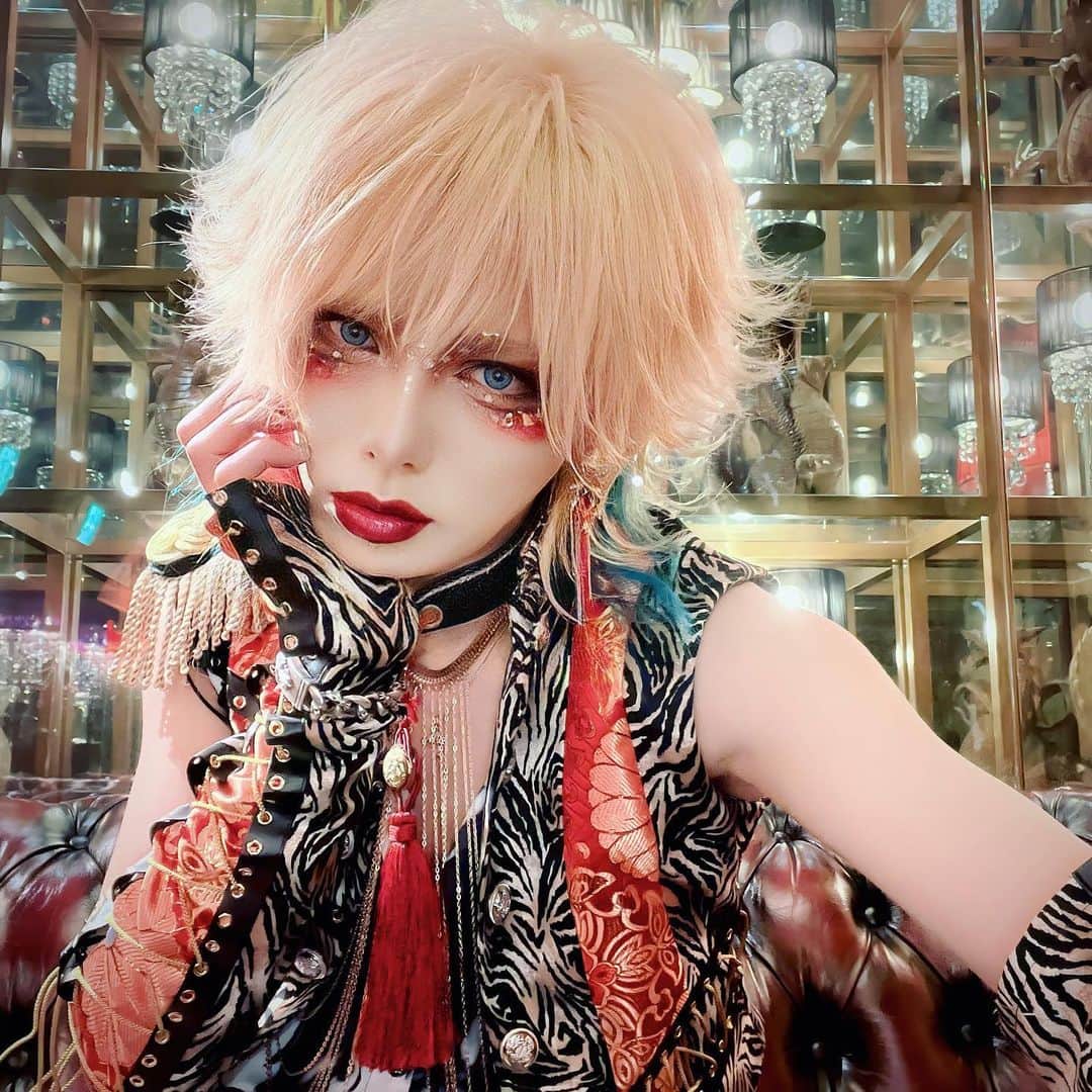 のインスタグラム：「This year I went to America. And I'm also going to Spain. The world is big and exciting.  いよいよ明日から幸の恩返しが始まる！ ツアーファイナルの名古屋まで全てを血肉に変えて歌います。  最近のホットワード 血肉に変えて  さぁ、幸せになる準備はできたか？？  #ダウト #ビジュアル系 #ヴィジュアル系 #音楽 #ポートレート #メイク #和メイク #メイクアップ #ヘアアレンジ #一眼レフ #japan #visual #visualkei #kimono #love #コスプレ  #instagood #fashion #happy #followme #follow #art #music #haircolor #makeup #photography #メイク男子  #和服  #集合写真  #派手和服」